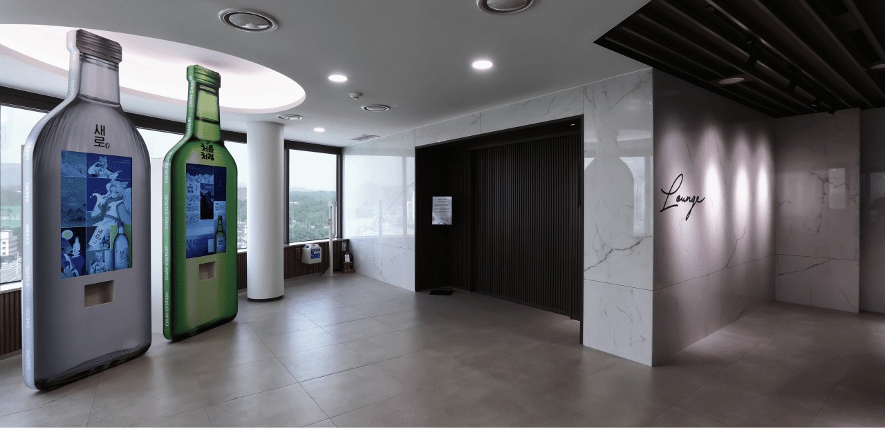 韓國知名燒酒品牌體驗館 -  沉浸式探索韓國代表燒酒品牌的誕生故事! 由韓國最大飲料公司 樂天七星飲料 打造，位於江陵，是一座結合文化、品牌與互動體驗的沉浸式空間。