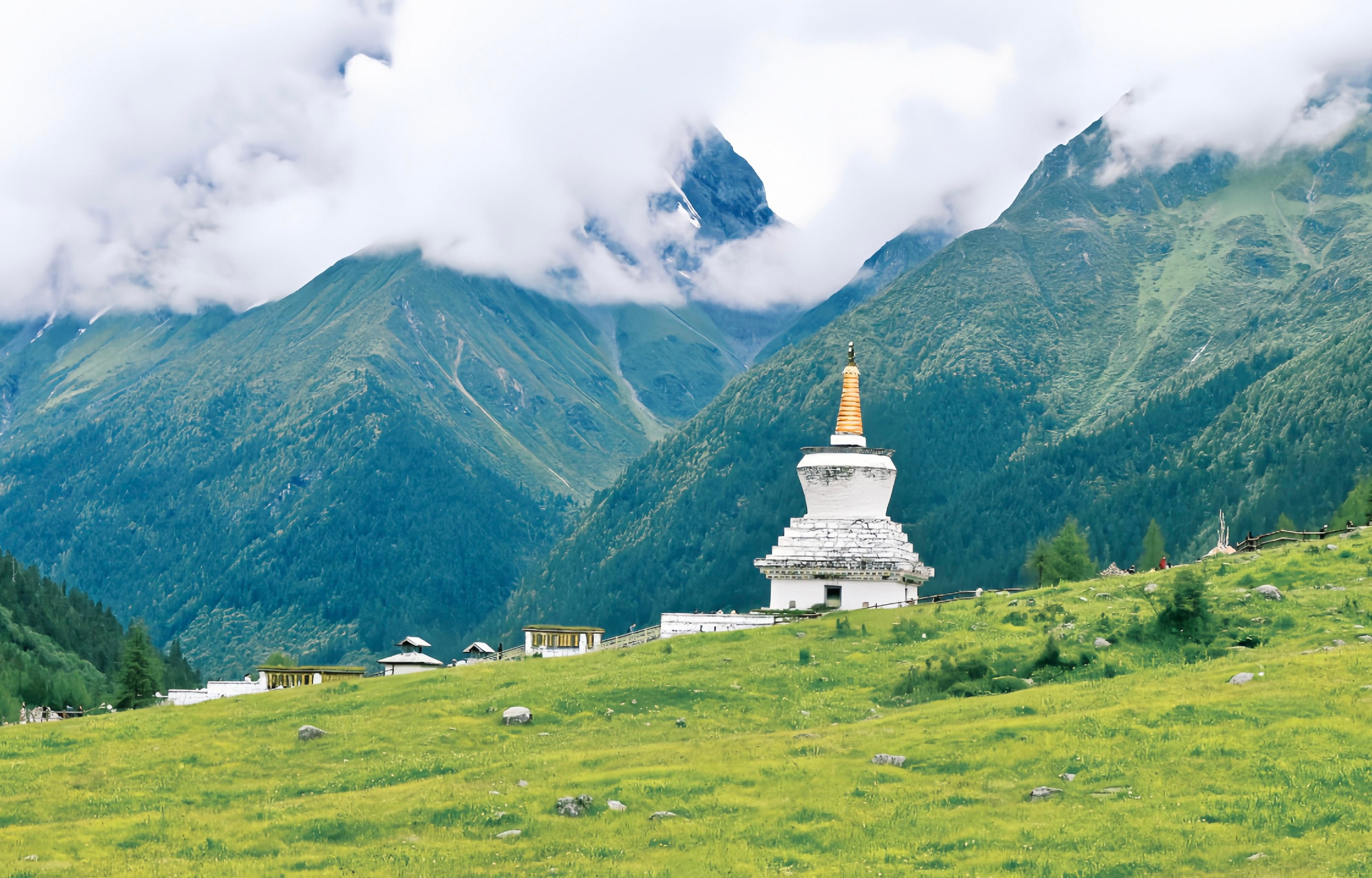 穿越森林和高山，藍天白雲、綠樹草地、雪山湖泊……大自然的每一個細節都散發著迷人的氣息