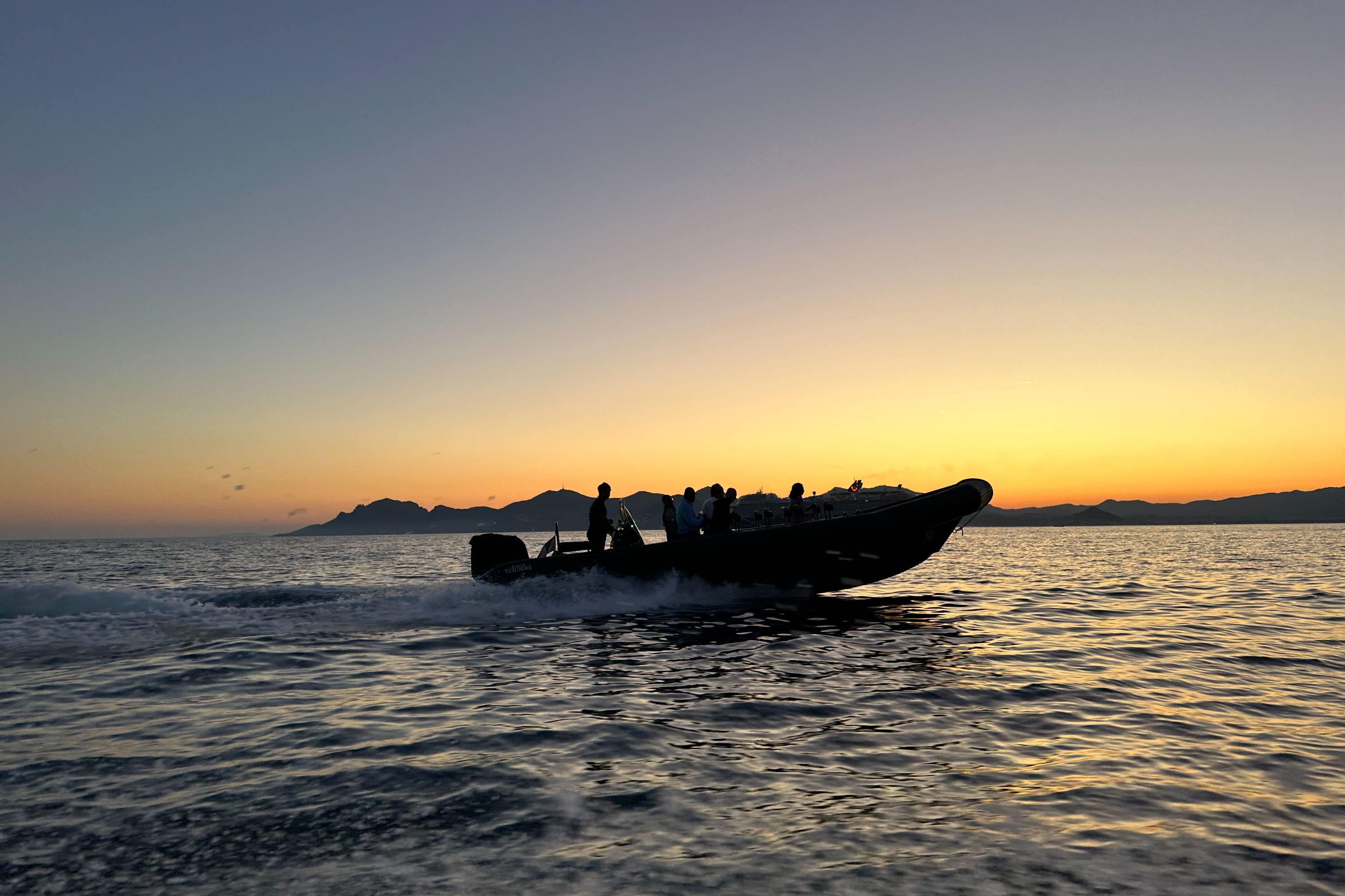 參加 RIB 遊船探險，欣賞令人驚嘆的“corniche d'or”海岸線