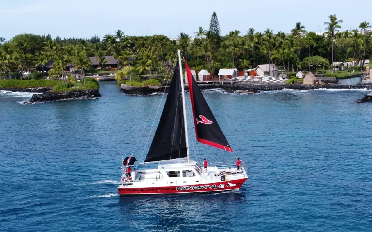 Kealakekua Bay & Captain Cook Monument Snorkel & Sailing Experience
