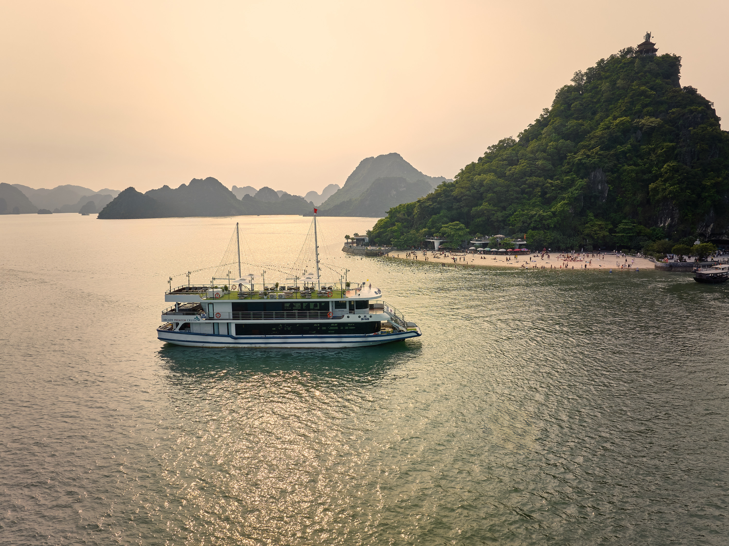 Arcady Premium Day Cruise: Ha Long Bay with Sung Sot & Ti Top