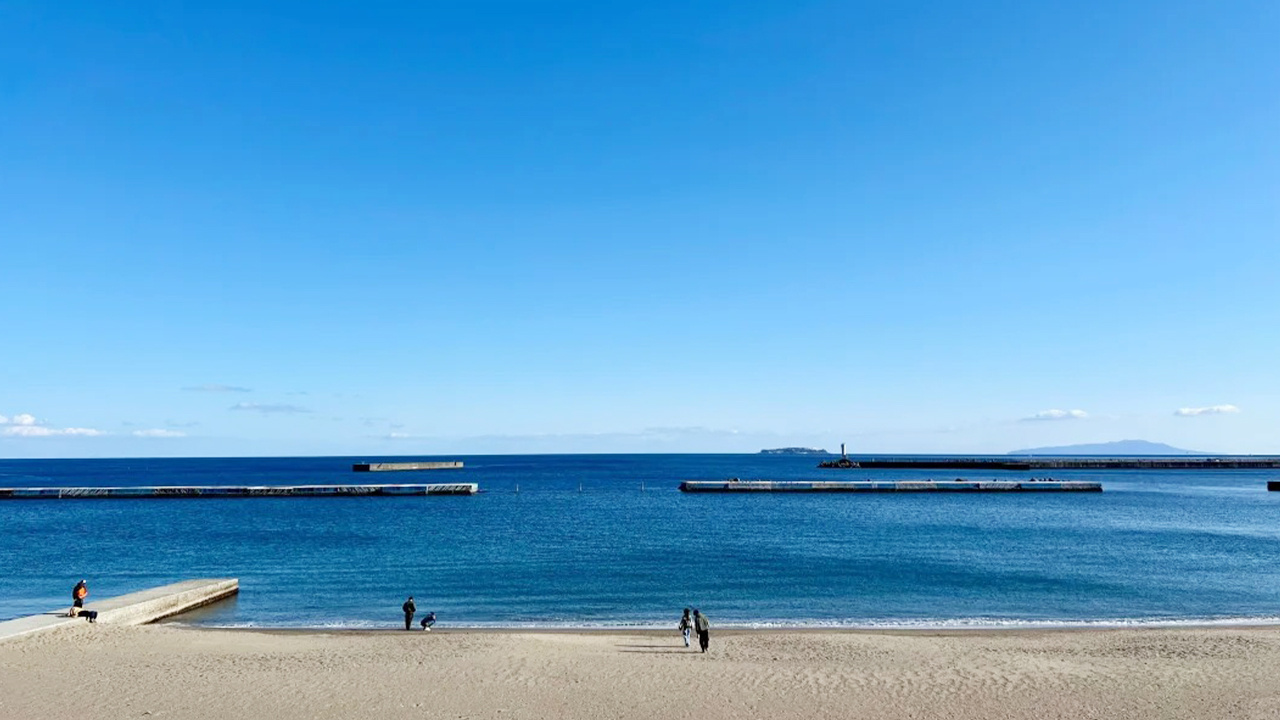 熱海陽光沙灘，海水清澈湛藍，沙灘寬闊細膩，遠望海天一色，環境悠閒舒適，是散步休憩與享受海濱風光的好去處。