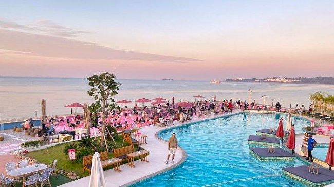 並非所有海灘都由沙灘和陽光組成——有些會發出藍色的光芒