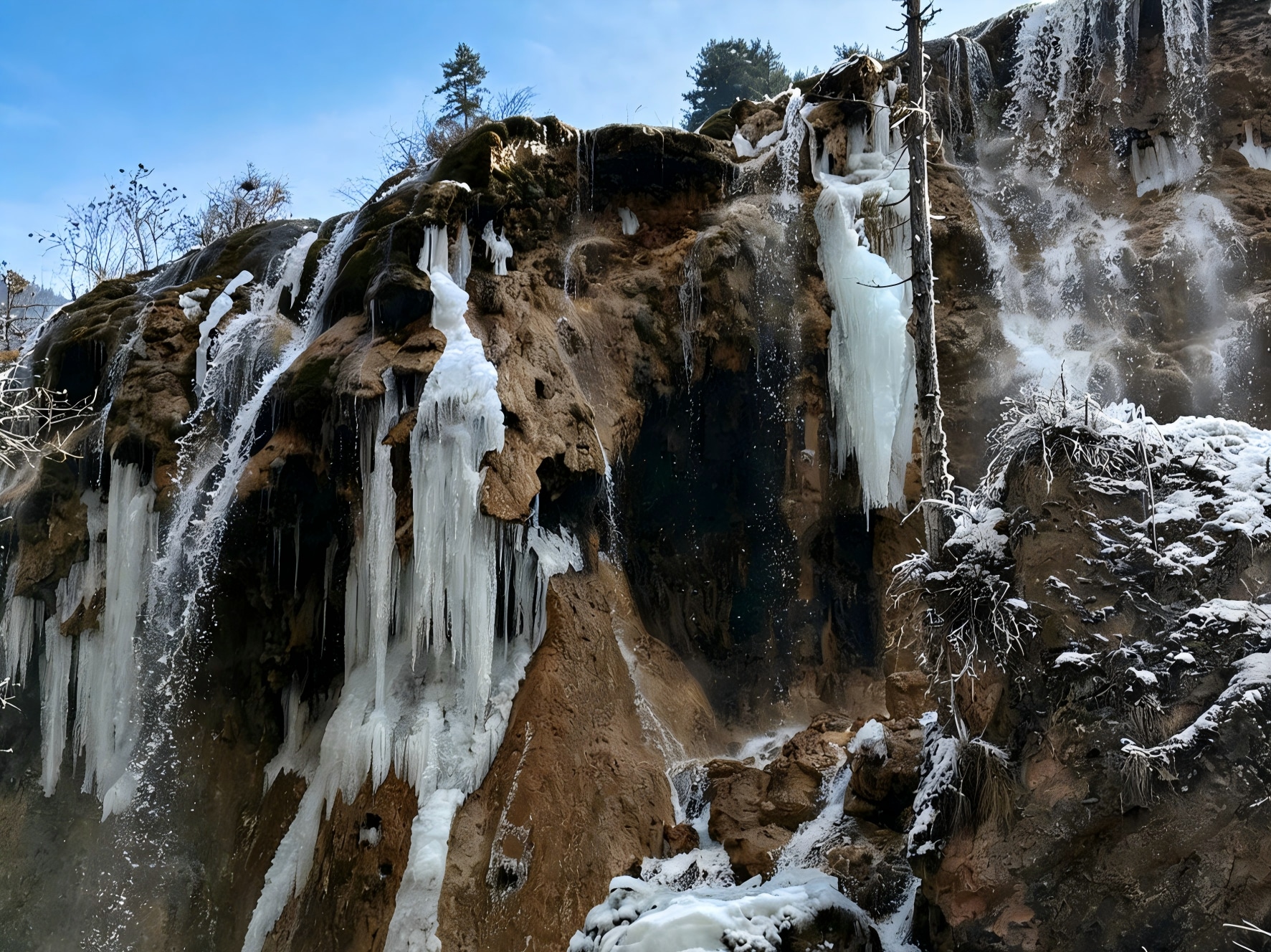 九寨-【珍珠灘瀑布】86版《西遊記》片尾取景地，瀑布水流湍急，從高處飛瀉而下，濺起的水花好似珍珠，由冰磧臺地經鈣化作用形成，瀑面後凹呈新月型，氣勢磅礴。