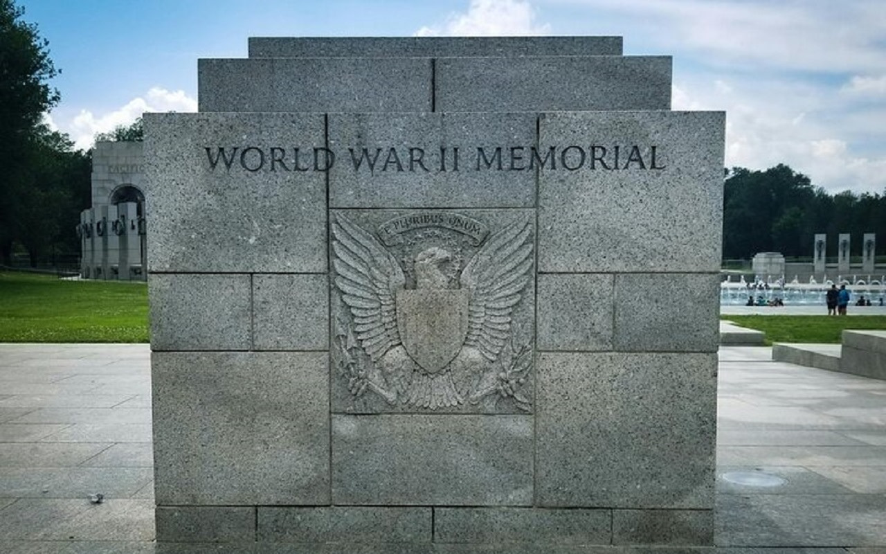 華盛頓特區的夜晚閃耀著光芒，紀念碑在寧靜的夜空下熠熠生輝。