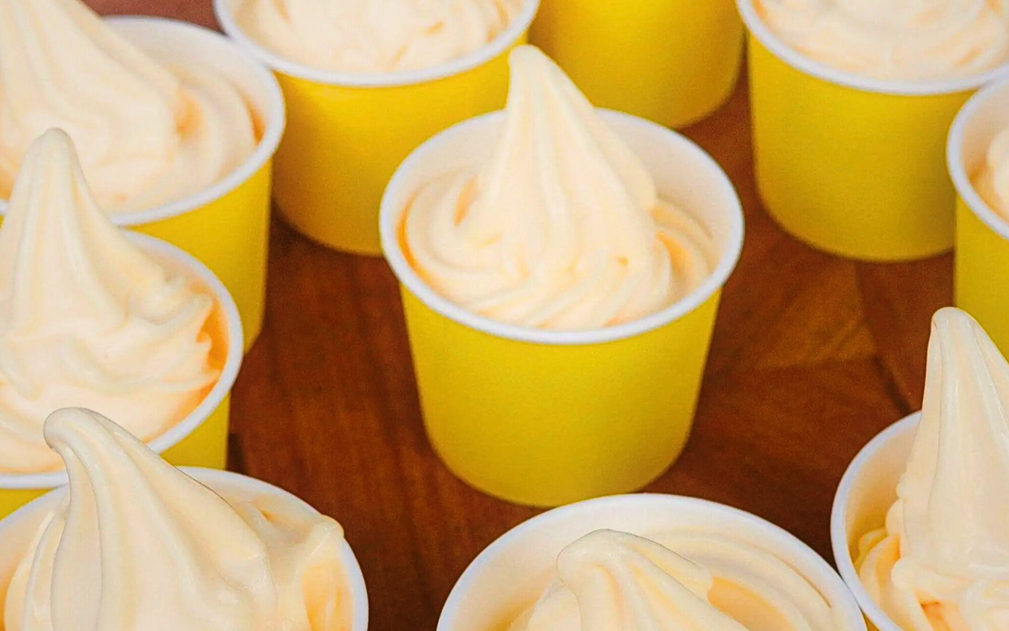 歐胡島都樂鳳梨園的鳳梨霜淇淋，以黃色杯子盛裝，突顯該園區著名的鳳梨特色甜點