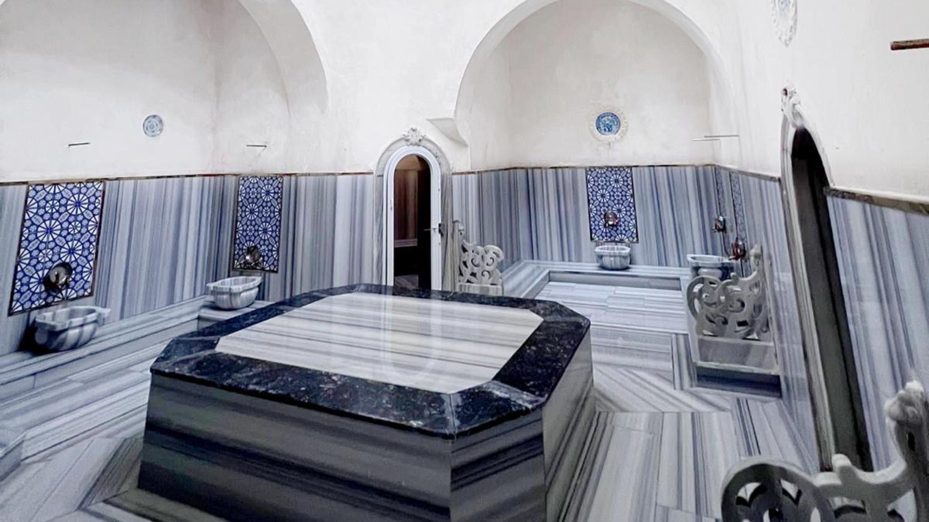 Unwind after your ritual with herbal tea or sherbet in the cool room