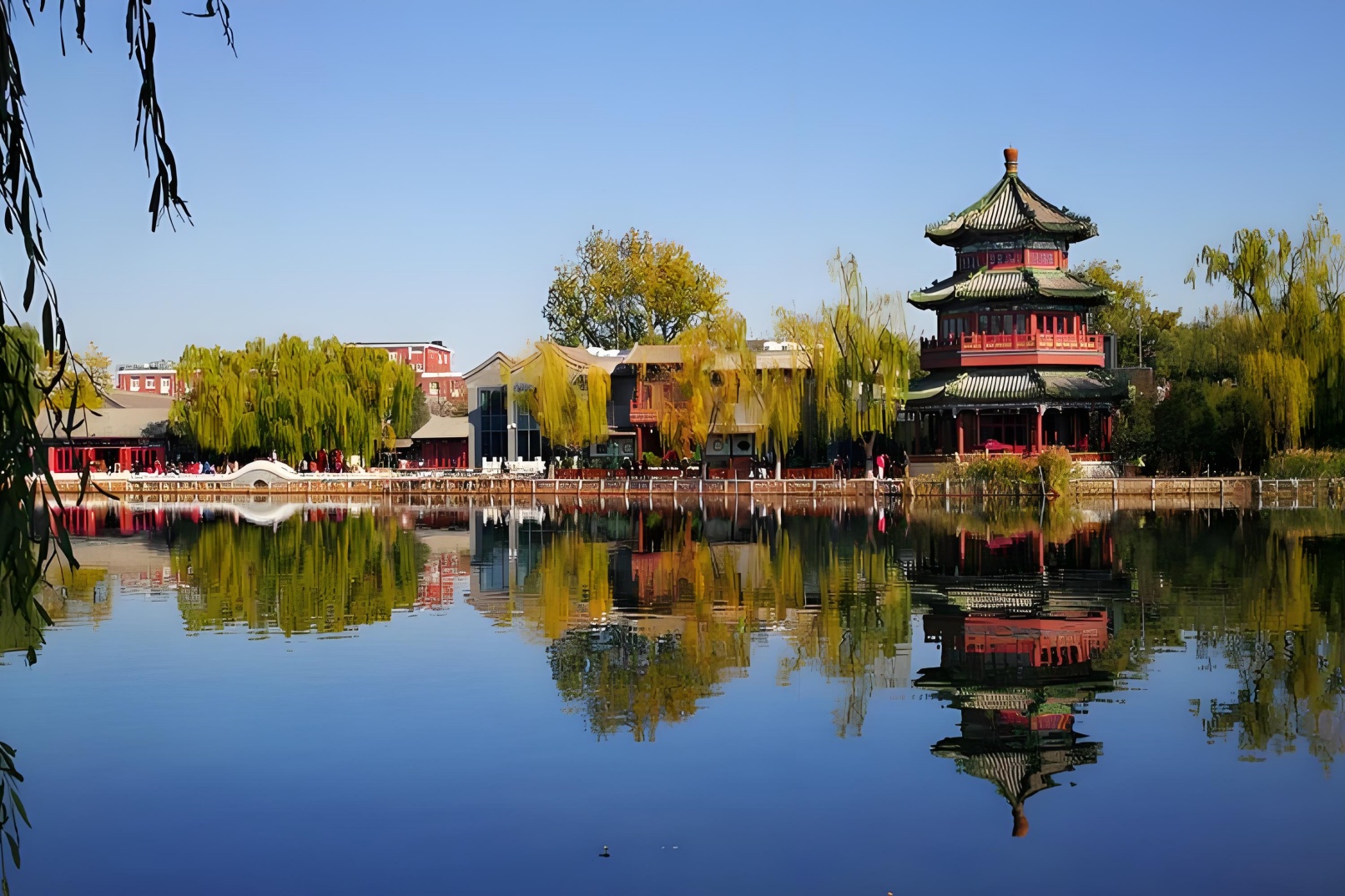 There are many Beijing-style delicacies and former residences of celebrities around Shichahai.
