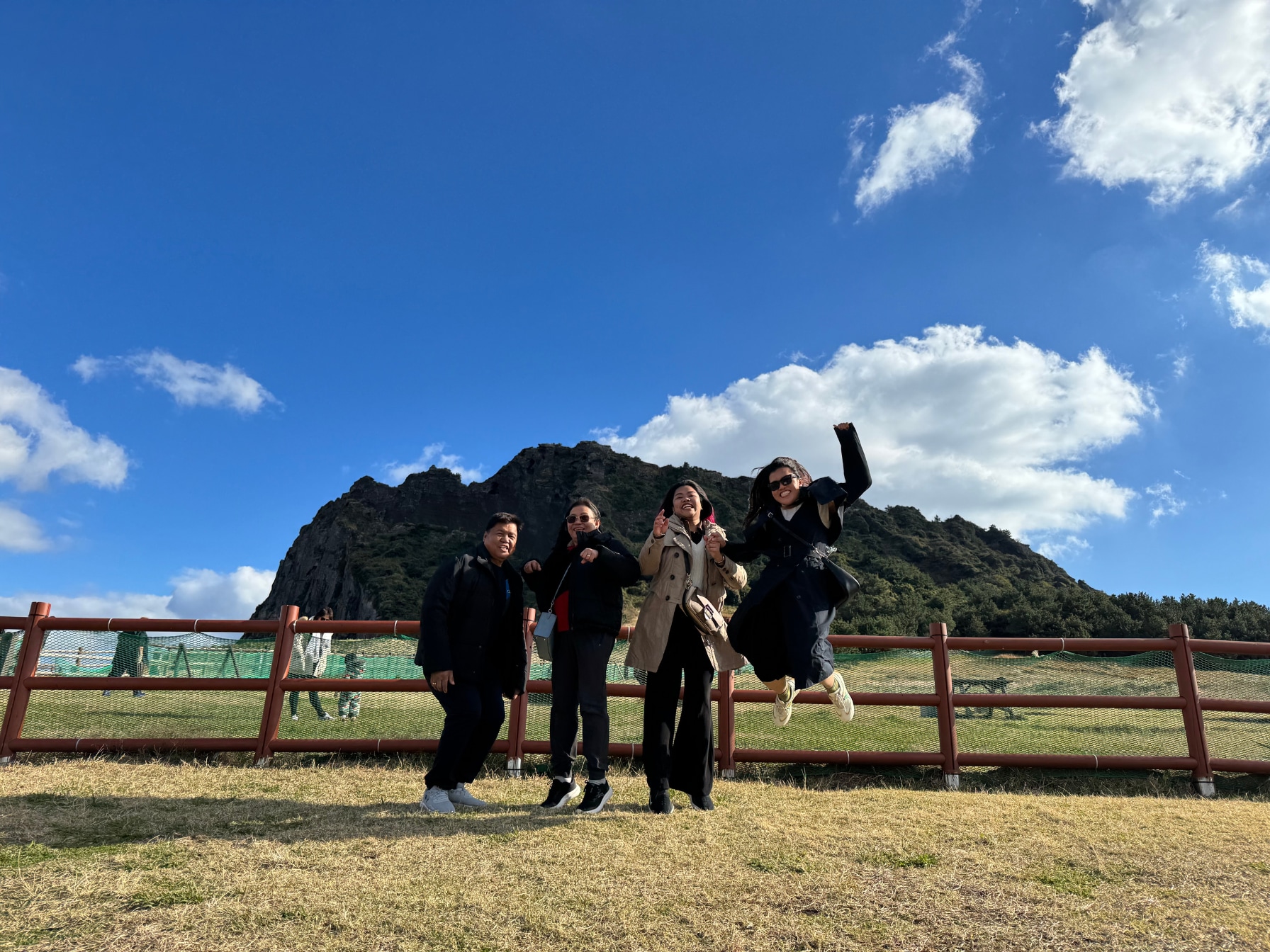 SOUTH. Mt. Halla (Eoseungsangak) - O’sulloc Tea Museum - Lunch - Jusangjeolli Cliff - Oedolgae - Cheonjiyeon Waterfall