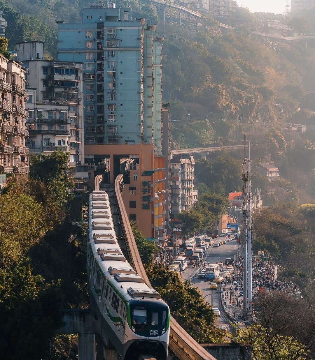 由於重慶地形複雜,土地資源有限,將輕軌站與商住樓一體化設計不僅節約了土地,還提升了城市空間的利用效率。下午三點左右,前往【李子壩穿樓輕軌】,在觀景平臺自由打卡拍照,看列車從頭頂呼嘯而過,感受重慶這座山城的魔幻與浪漫 由於重慶地形複雜,土地資源有限,將輕軌站與商住樓一體化設計不僅節約了土地,還提升了城市空間的利用效率。下午三點左右,前往【李子壩穿樓輕軌】,在觀景平臺自由打卡拍照,看列車從頭頂呼嘯而過,感受重慶這座山城的魔幻與浪漫