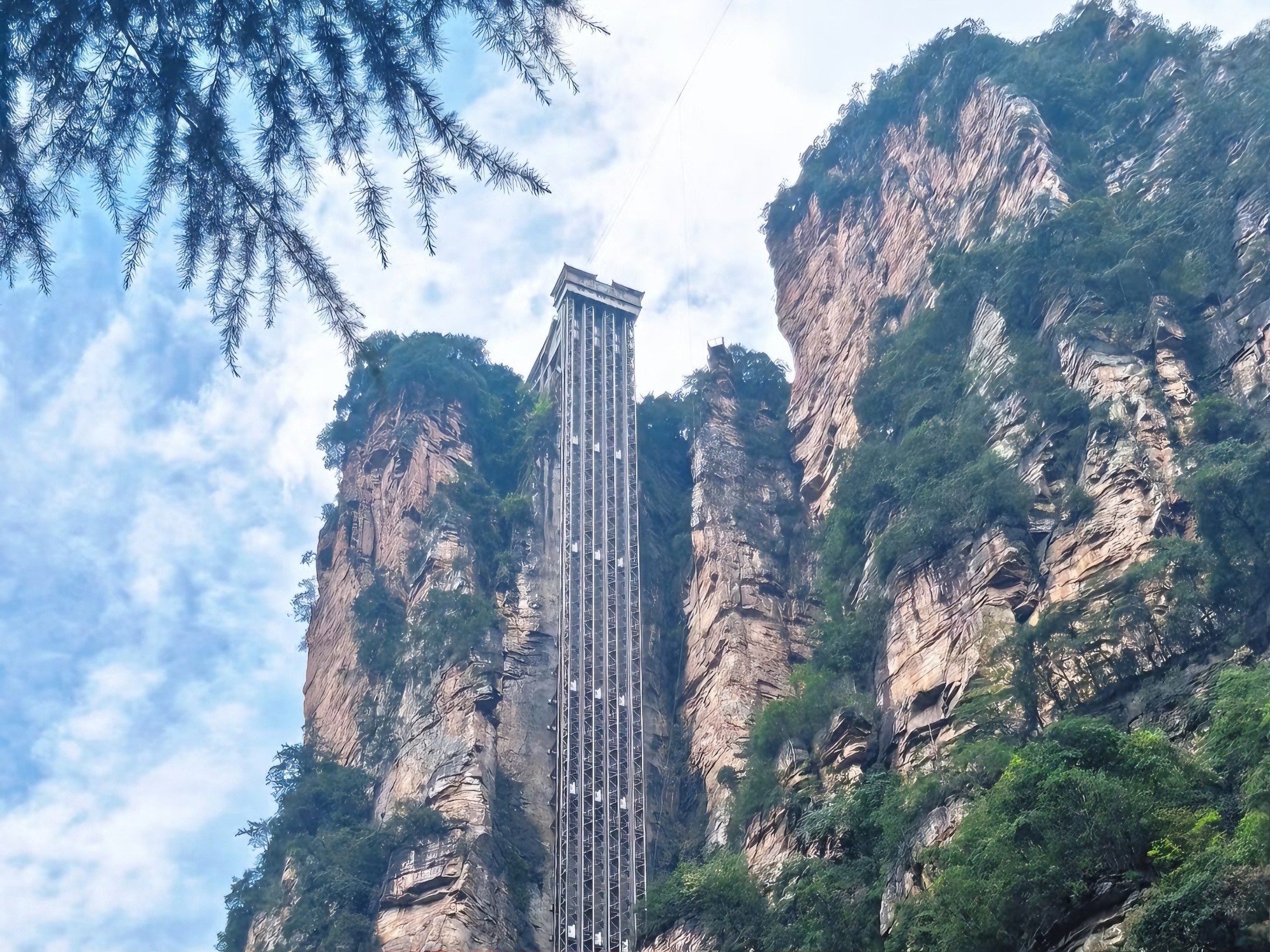 百龍電梯是一處極具特色的觀光交通設施。以 “世界上單次提升高度最高、運行速度最快、載重量最大的全暴露式戶外雙層觀光電梯” 被載入吉尼斯世界紀錄。 百龍電梯是一處極具特色的觀光交通設施。以 “世界上單次提升高度最高、運行速度最快、載重量最大的全暴露式戶外雙層觀光電梯” 被載入吉尼斯世界紀錄。