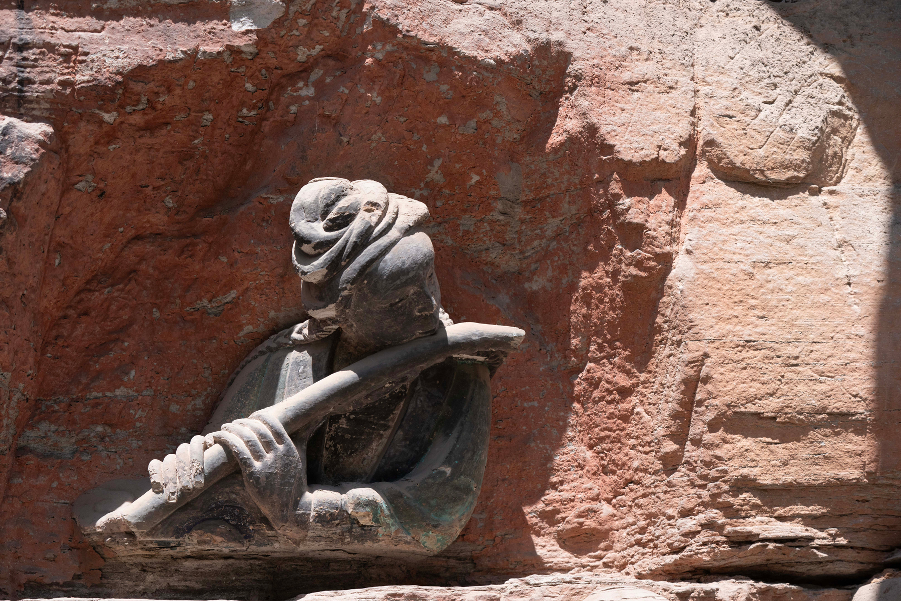 The flute girl, the beauty and tenderness in hell