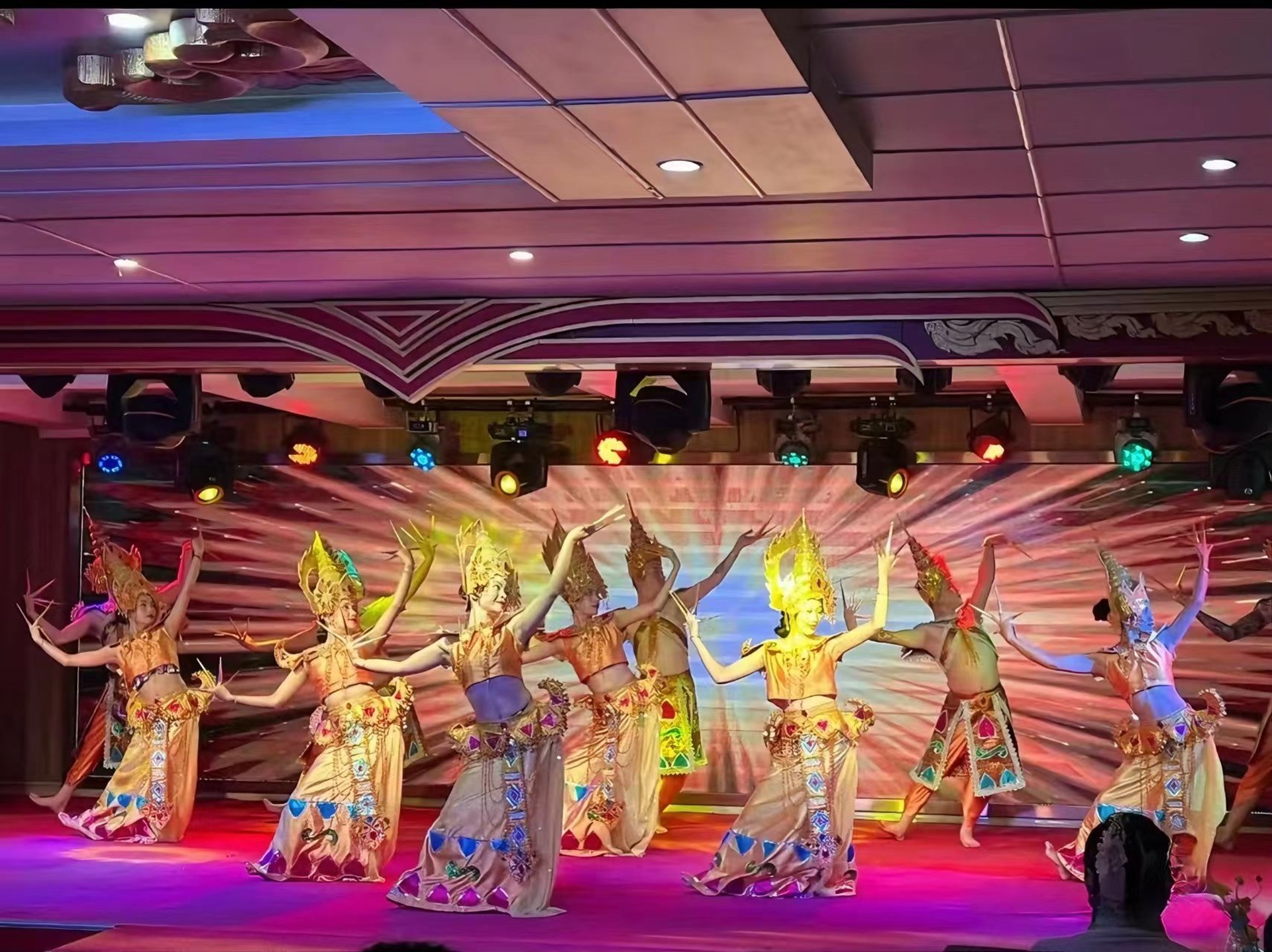 傣族孔雀舞(動作輕盈如雀)、基諾族大鼓舞(鼓點雄渾)、佤族甩頭舞、布朗山歌對唱等,搭配哈尼族祝酒歌互動,演員身著傳統盛裝,感染力極強 傣族孔雀舞(動作輕盈如雀)、基諾族大鼓舞(鼓點雄渾)、佤族甩頭舞、布朗山歌對唱等,搭配哈尼族祝酒歌互動,演員身著傳統盛裝,感染力極強