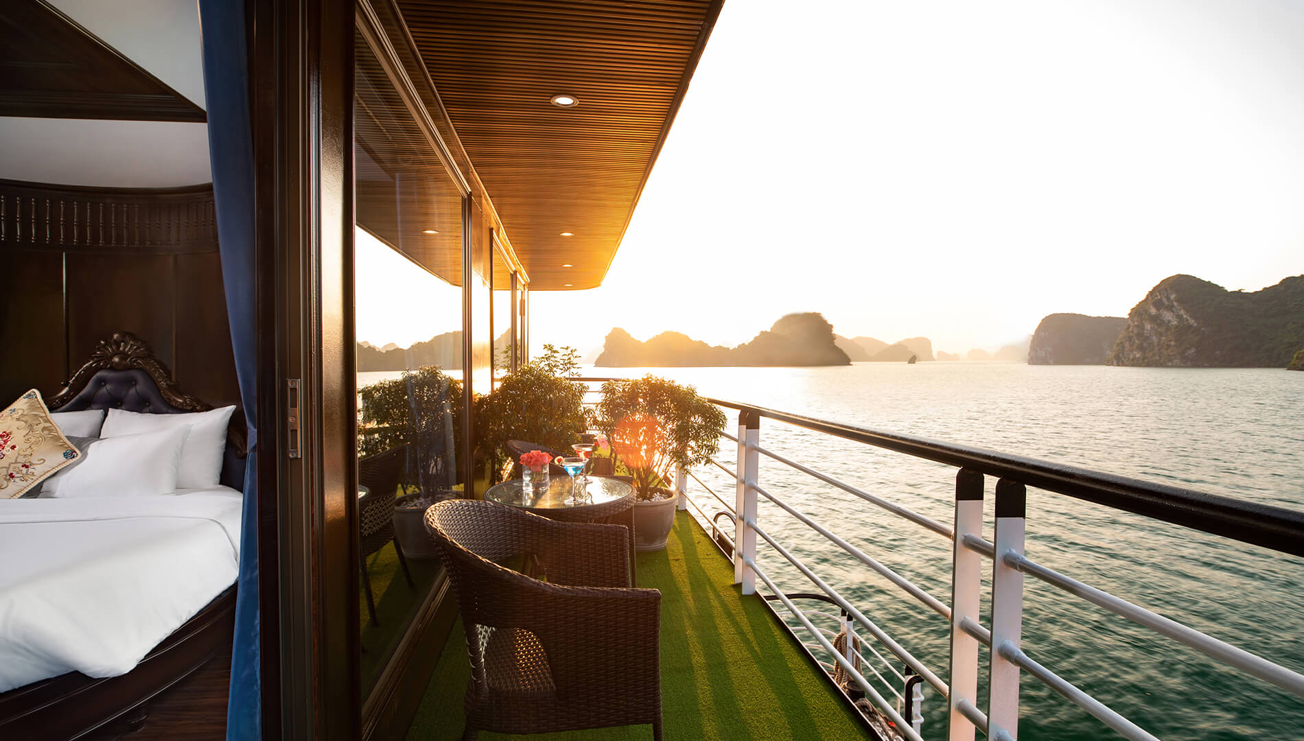 搭乘 La Casta Cruise，從巡洲國際碼頭出發，帶您飽覽蘭夏灣最迷人的風光