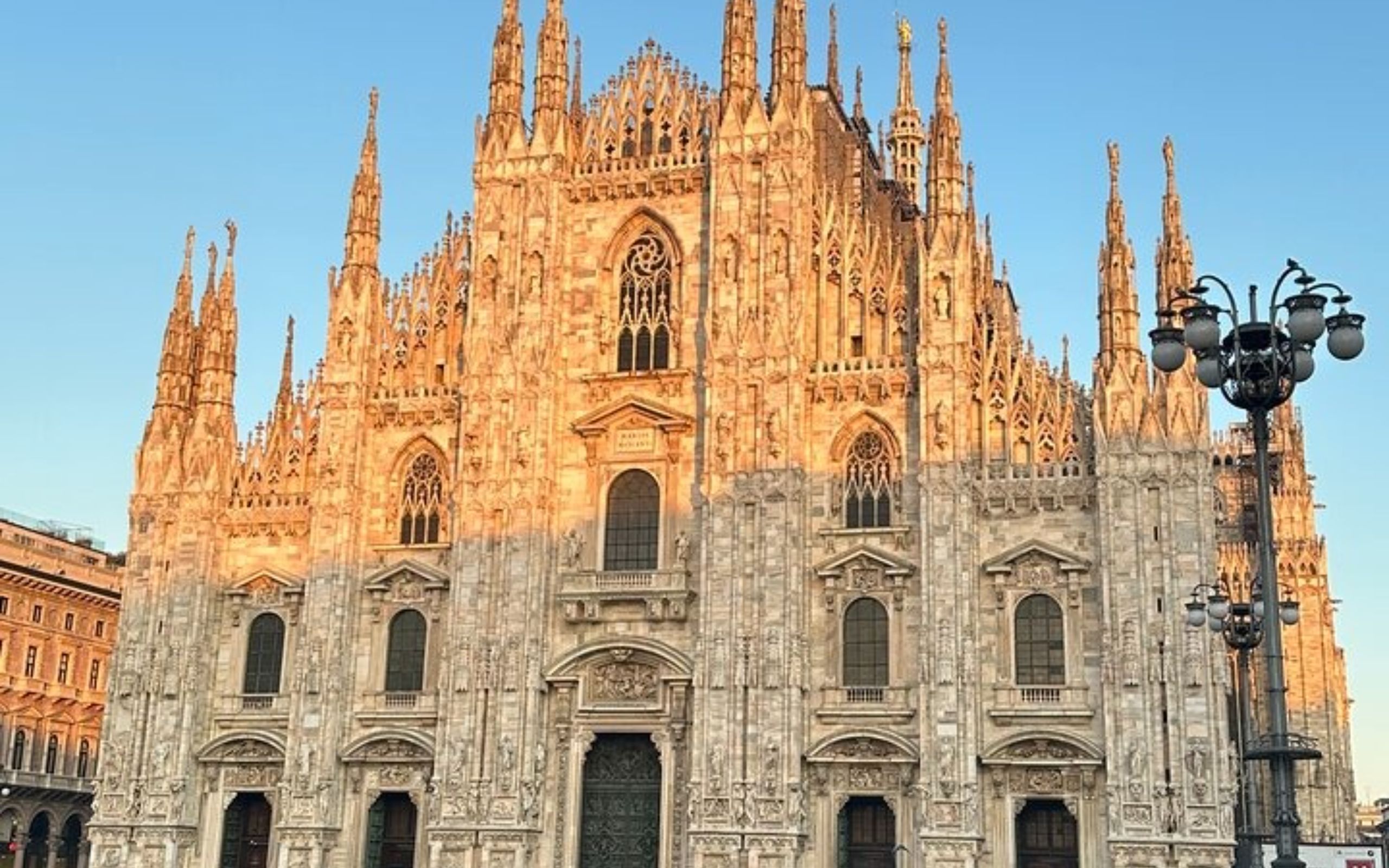 在米蘭 (Milan) 大教堂沐浴在金色光芒中，盡情感受這座建築傑作與文化核心的迷人魅力