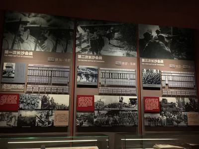 展牆分欄呈現三次長沙會戰,標註時間、配黑白史料與照片,清晰梳理戰役脈絡,紅色註解點明歷史意義,盡顯厚重的抗戰記憶 展牆分欄呈現三次長沙會戰,標註時間、配黑白史料與照片,清晰梳理戰役脈絡,紅色註解點明歷史意義,盡顯厚重的抗戰記憶