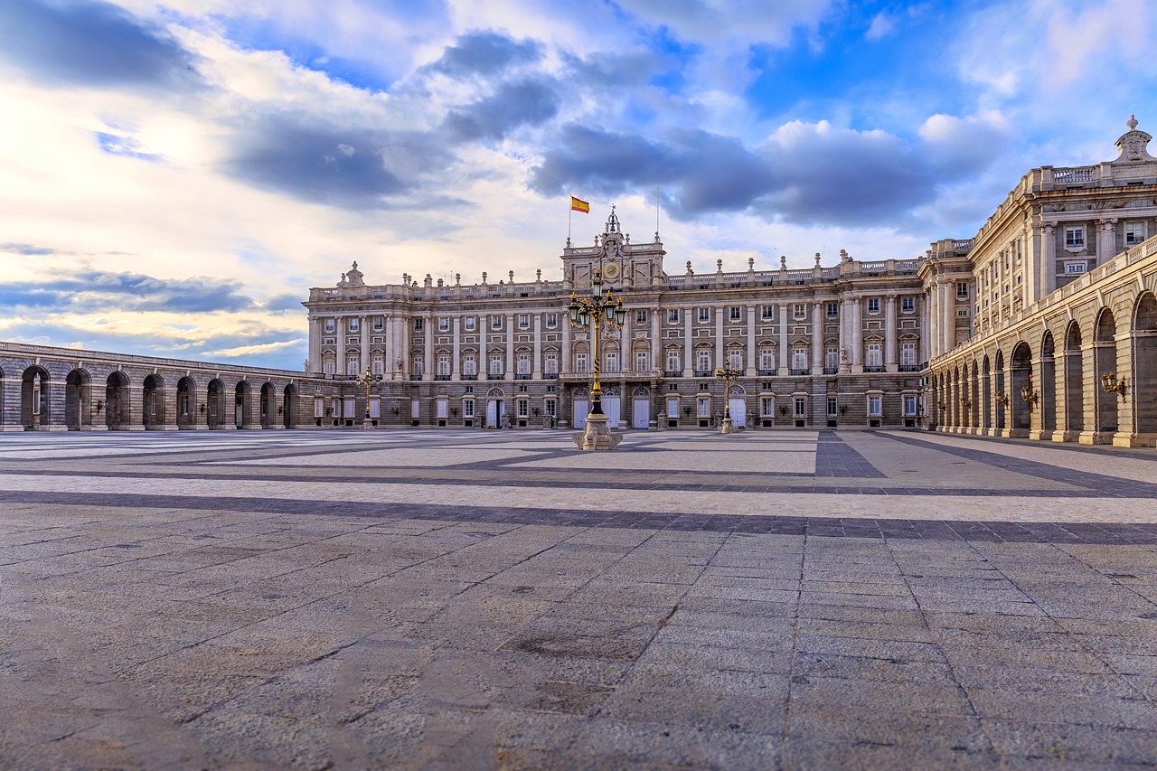 Guided tour of Royal Palace Madrid  (CN, KR, EN)