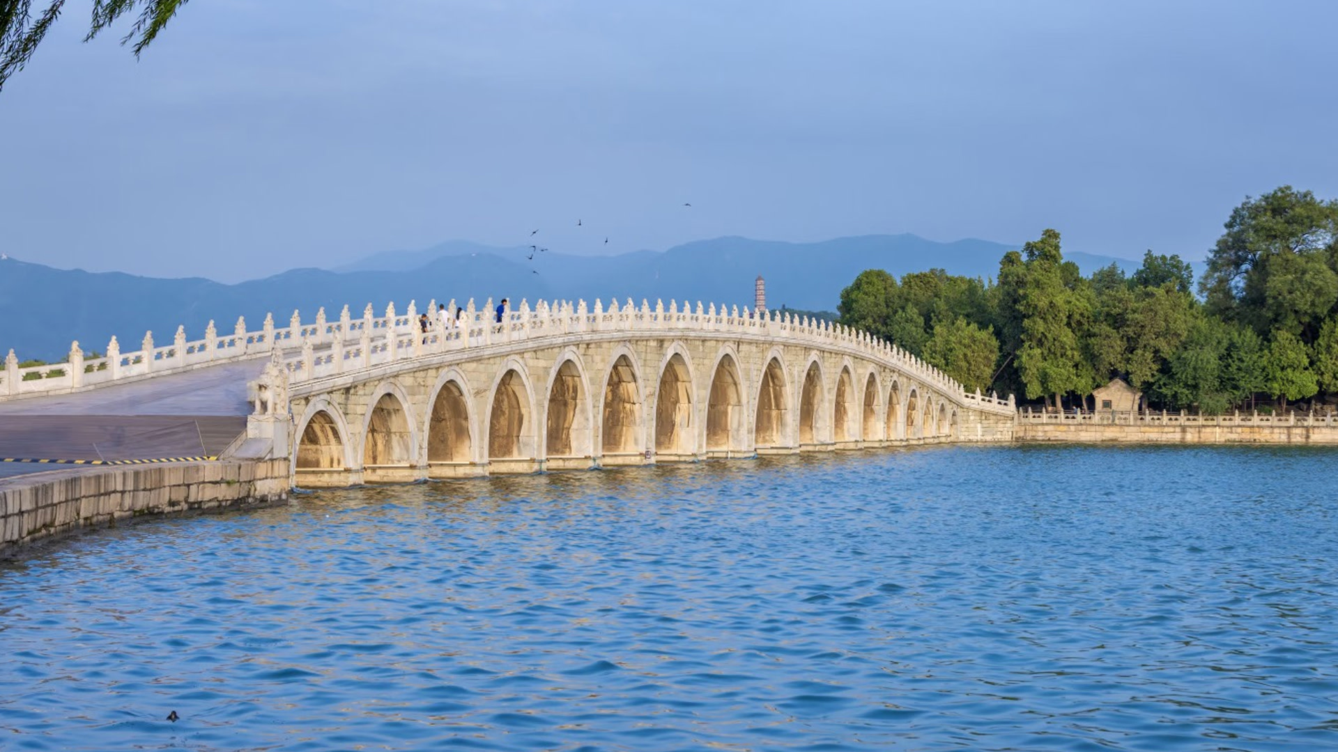 頤和園十七孔橋，昆明湖上經典石拱橋風光，