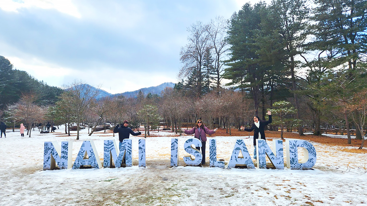 南怡島在冬季會變成一個寧靜的仙境。 白雪覆蓋的林蔭道和寧靜的河畔景色營造出浪漫溫馨的氛圍。