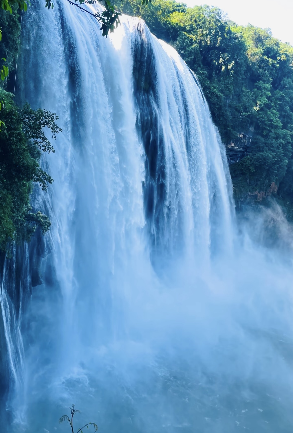 【水簾洞】，從內向外看瀑布如虹飛瀉，轟鳴震耳，水霧撲面，將是終生難忘的體驗。