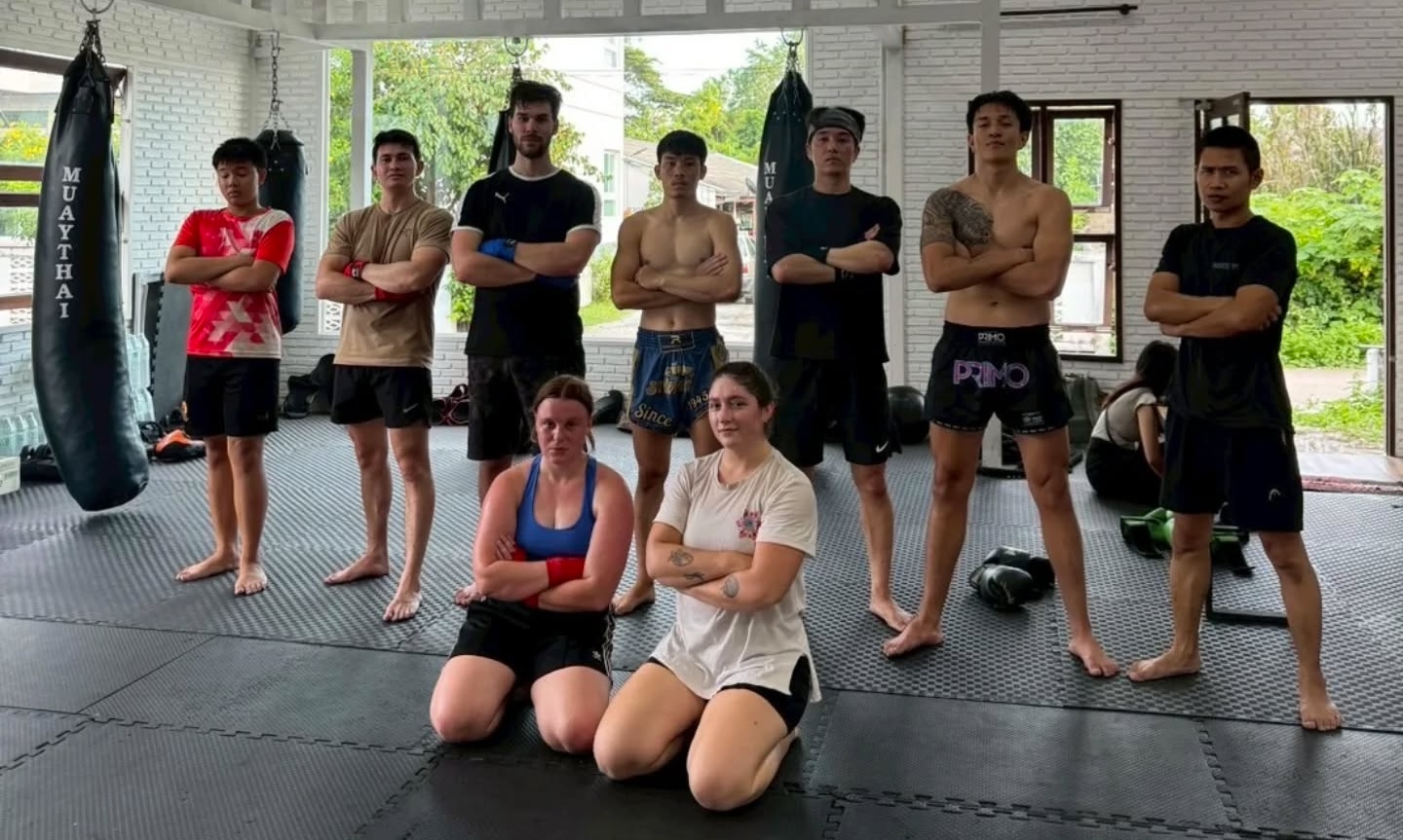 在您了解泰拳的基本功後,您的教練將成為您的拳擊夥伴,協助您精進技巧。 在您了解泰拳的基本功後,您的教練將成為您的拳擊夥伴,協助您精進技巧。