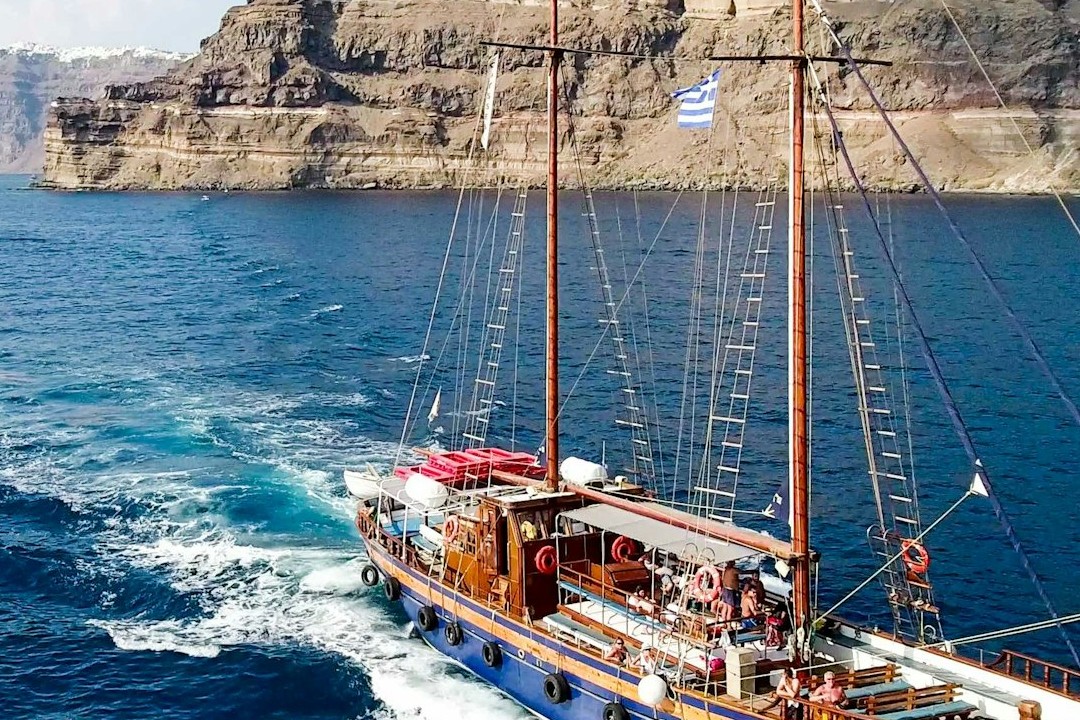 在「舊卡梅尼島 (Palaia Kameni island)」的溫泉中放鬆身心，盡情享受療癒泉水。