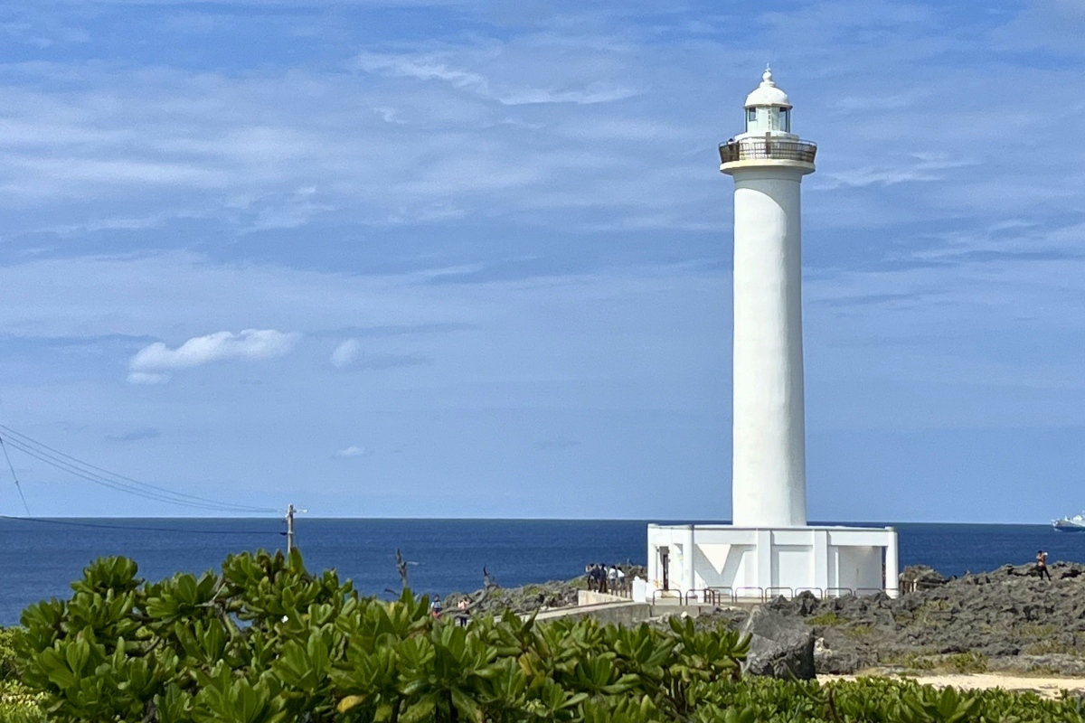 沖繩唯一能攀登的燈塔,可爬上99階欣賞壯觀的斷崖和海景! 沖繩唯一能攀登的燈塔,可爬上99階欣賞壯觀的斷崖和海景!