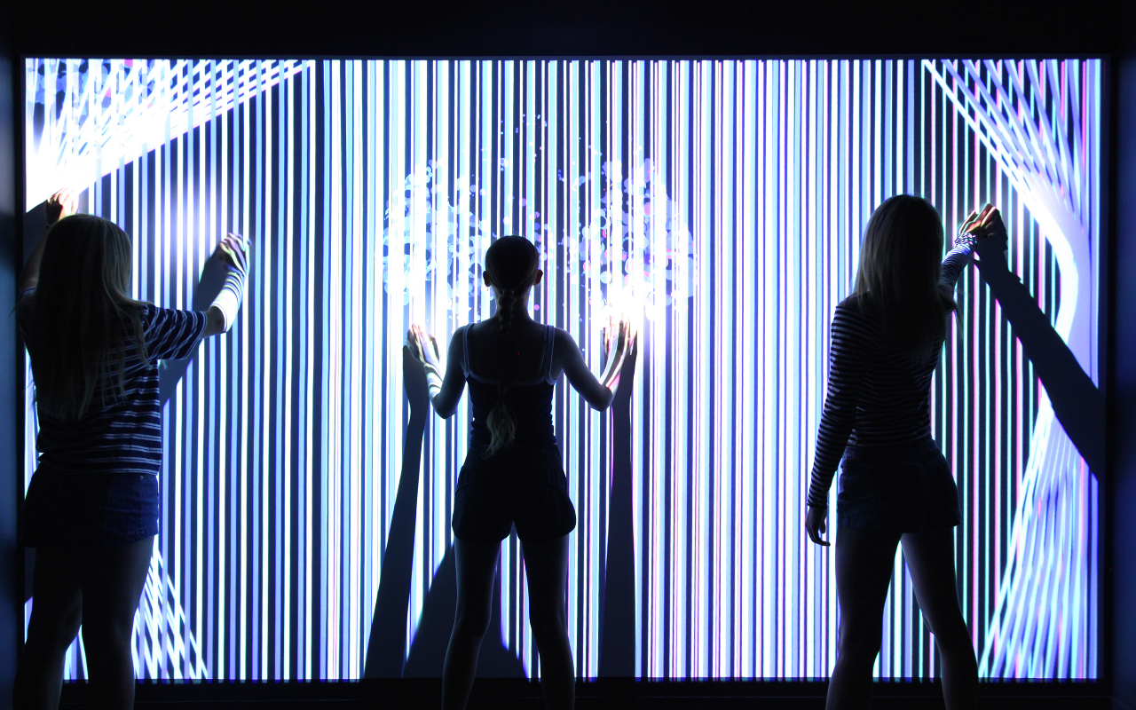 探索八個獨特區域,融合數位創新與觸覺感官體驗。 探索八個獨特區域,融合數位創新與觸覺感官體驗。