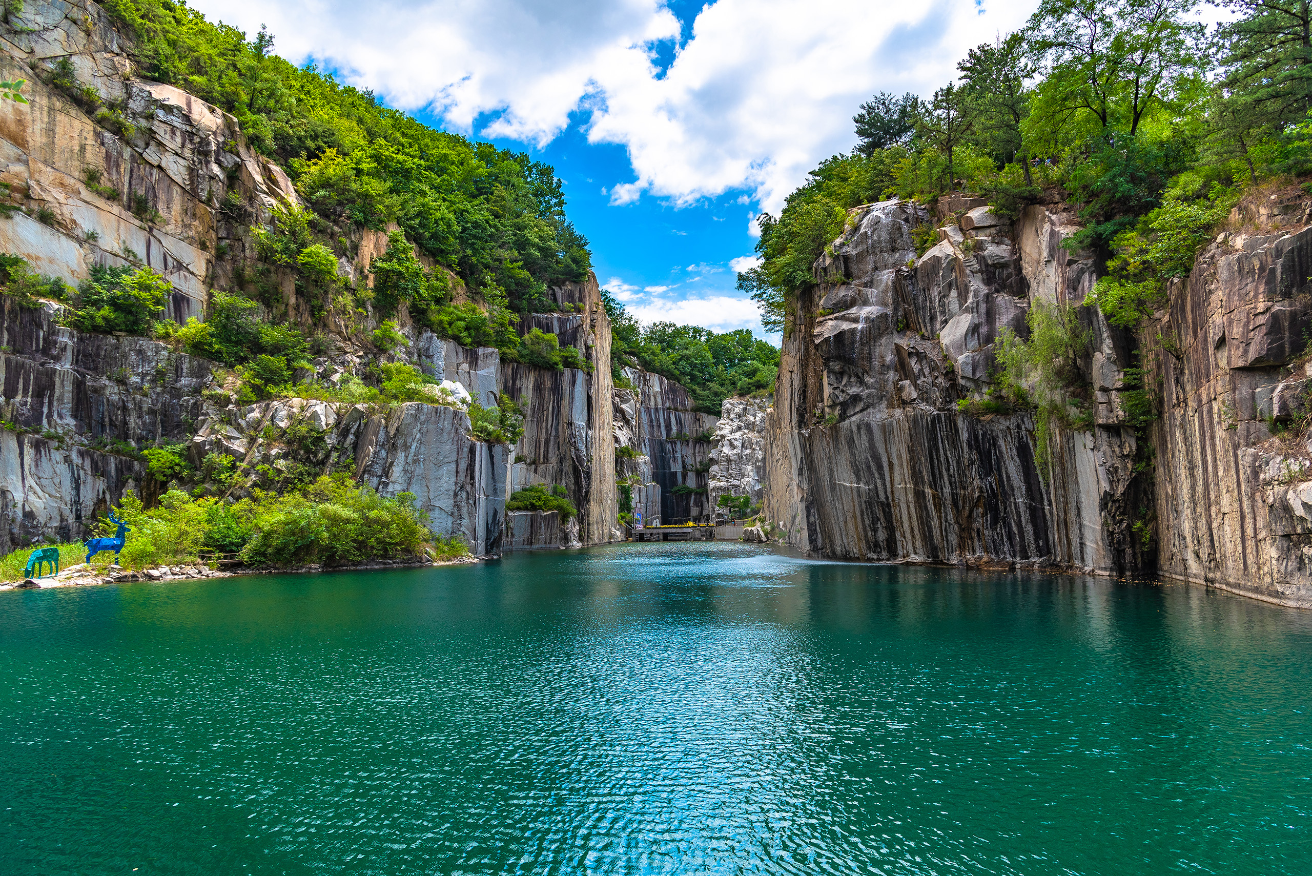 在抱川藝術谷 (Pocheon Art Valley) 悠閒漫步，沉浸於寧靜氛圍中，徹底放鬆身心。