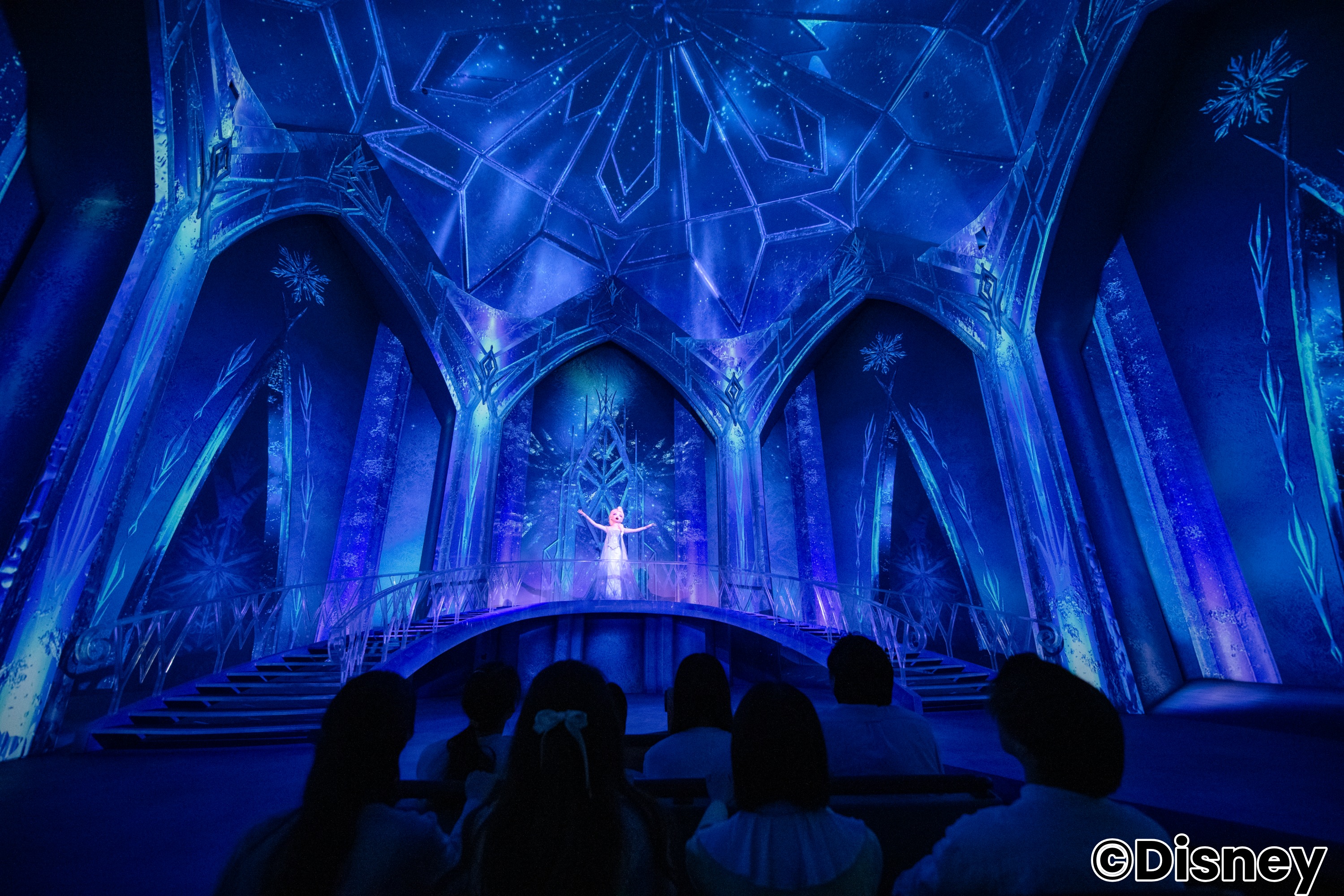 【東京迪士尼海洋】乘船進入迪士尼電影《冰雪奇緣》的世界，體驗暖人心房的盛大冒險！在一首首耳熟能詳的經典名曲伴隨下，目睹深厚的姊妹情誼如何拯救冰封在永恆寒冬之中的艾倫戴爾王國