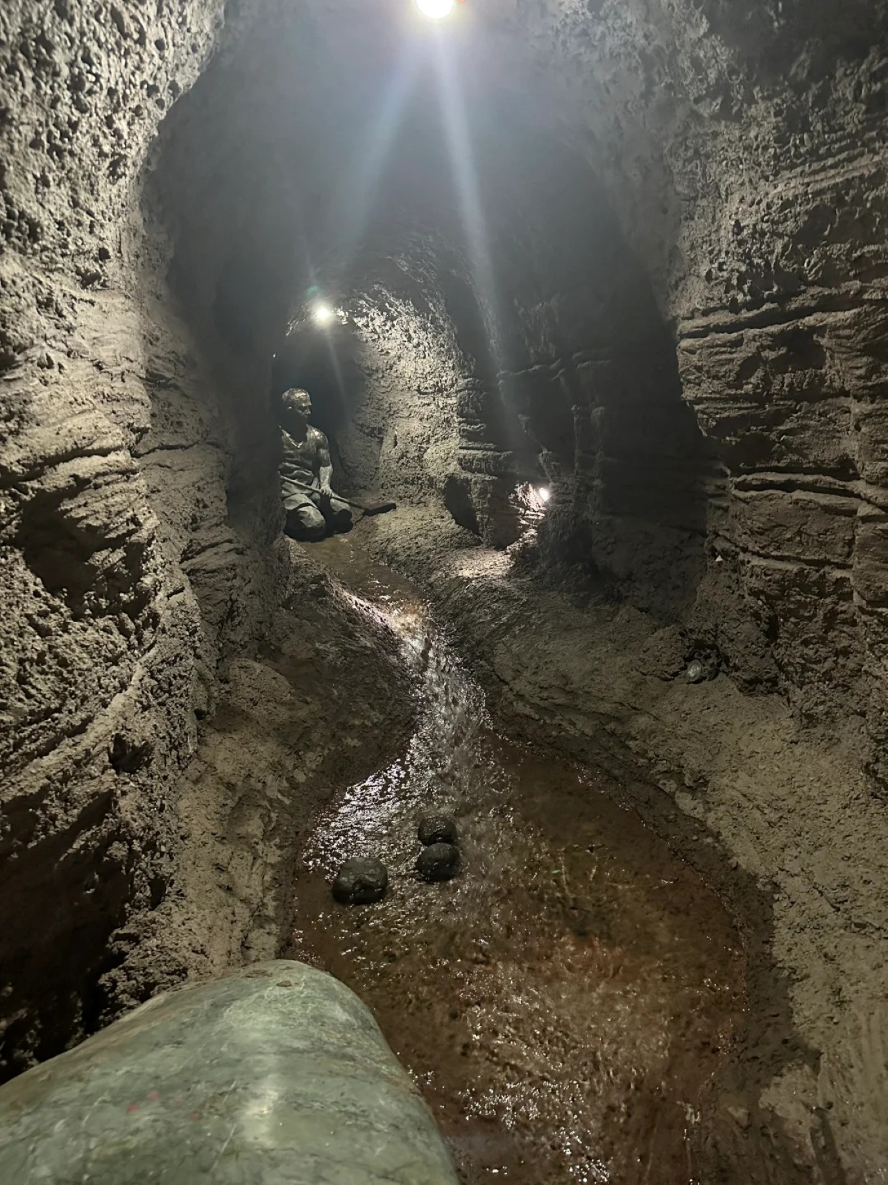 There are approximately 110 extant Karez wells in Turpan, with a total length of over 500 kilometers, irrigating more than 70% of the local farmland. They are not only the crystallization of human wisdom in arid regions but also known as the "lifeline of 