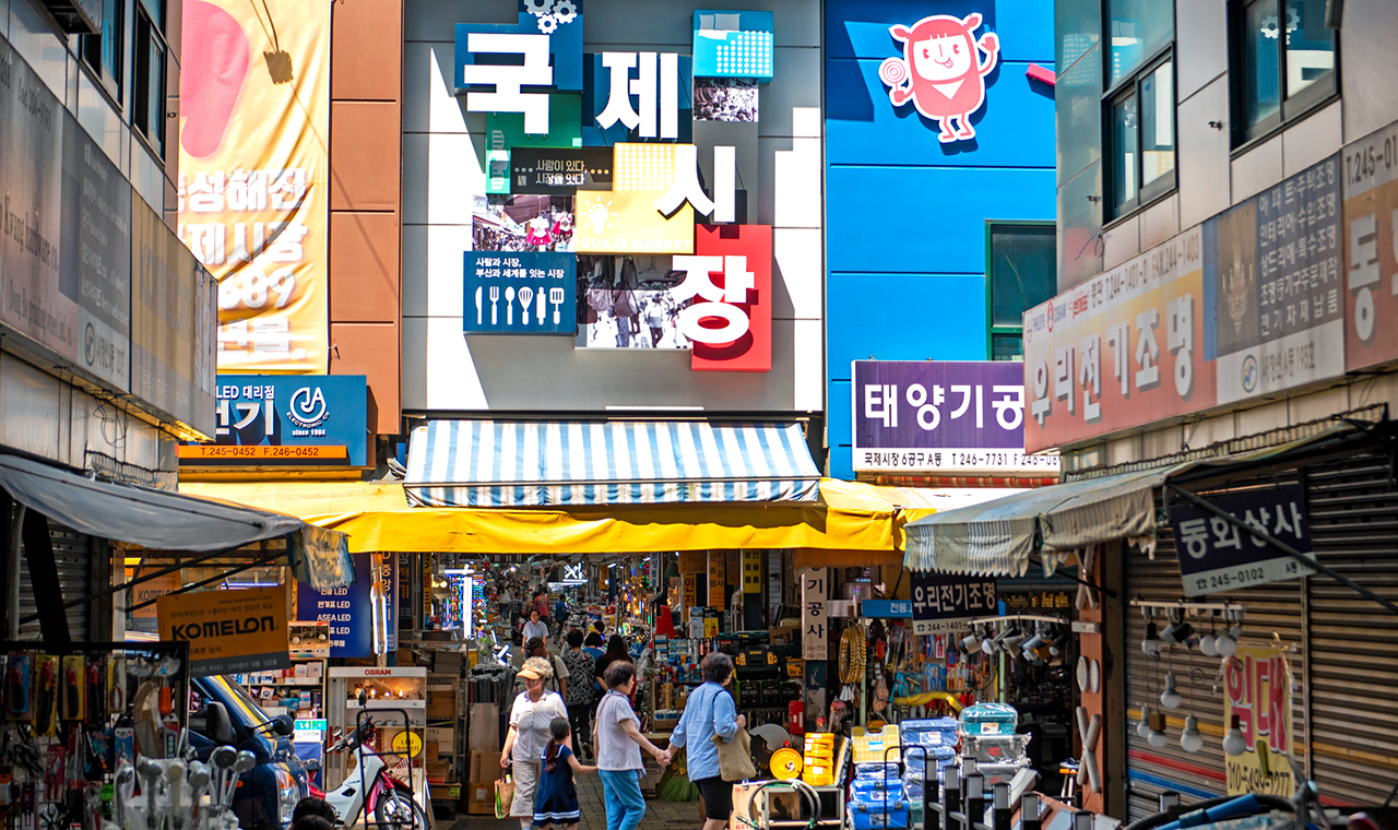 國際市場:在釜山這座傳奇市場,感受其跌宕起伏的過去和充滿活力的現在。這裡以電影歷史和無盡的購物樂趣而聞名。 國際市場:在釜山這座傳奇市場,感受其跌宕起伏的過去和充滿活力的現在。這裡以電影歷史和無盡的購物樂趣而聞名。