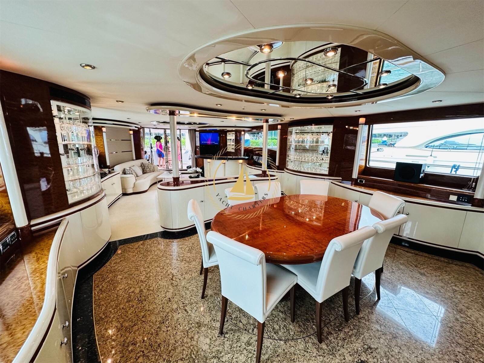 新加坡 Leviathan 8 豪華遊艇租借（Zenithyachtcharters 提供）
