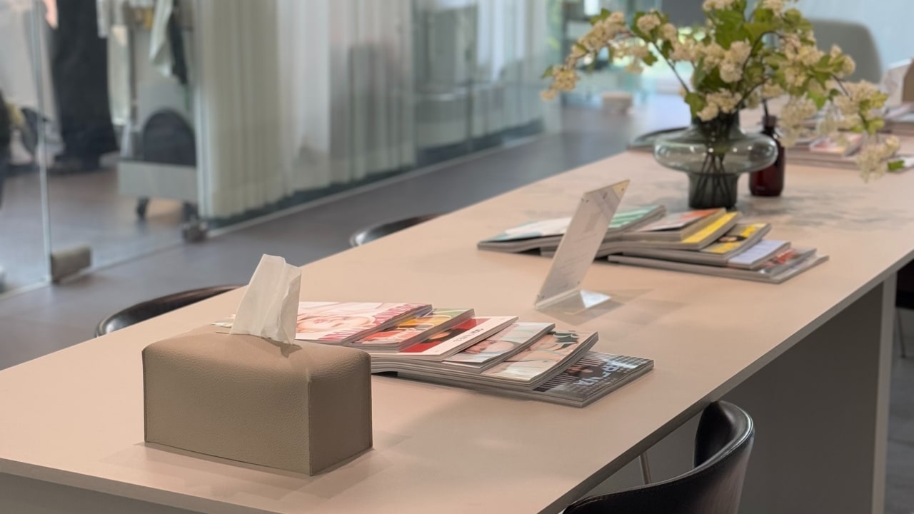 我們工作室的照片、免費飲品和舒適的休息室，您可以在這裡放鬆身心。