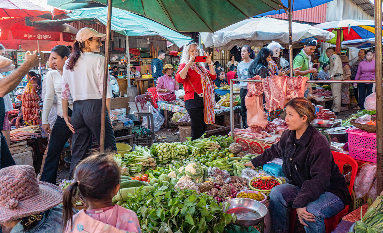 在Psar Krom市場徒步遊覽，這是一個充滿活力的當地市場，居民每天都在這裡購物。漫步穿過色彩繽紛的攤位，裡面擺滿了新鮮農產品、香草、肉類和街頭小吃。