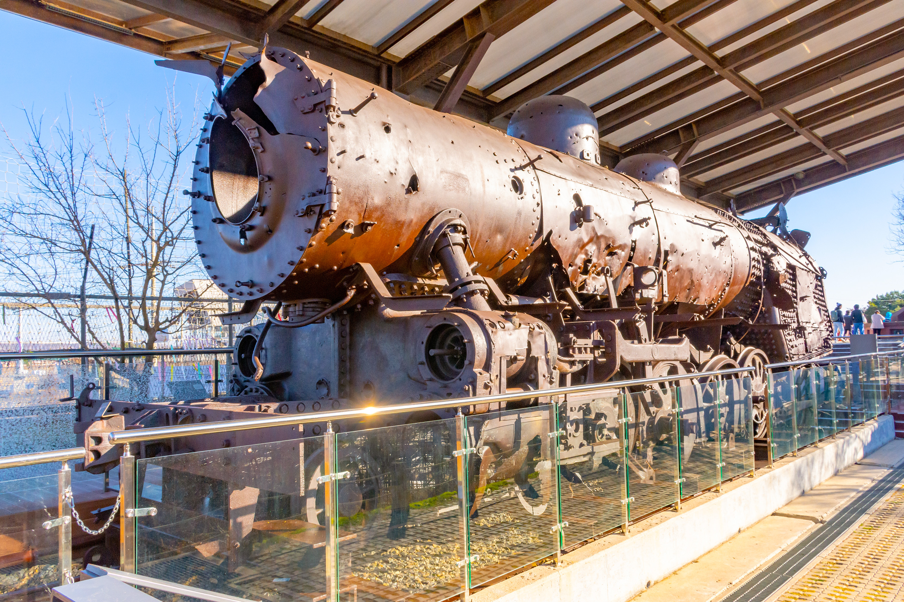 這輛在 DMZ 非軍事區內擱置半個多世紀、飽受戰火摧殘的蒸汽火車頭，是韓國分裂歷史的有力見證，也是 DMZ 非軍事區之旅中最引人注目、最令人難忘的景點之一。
