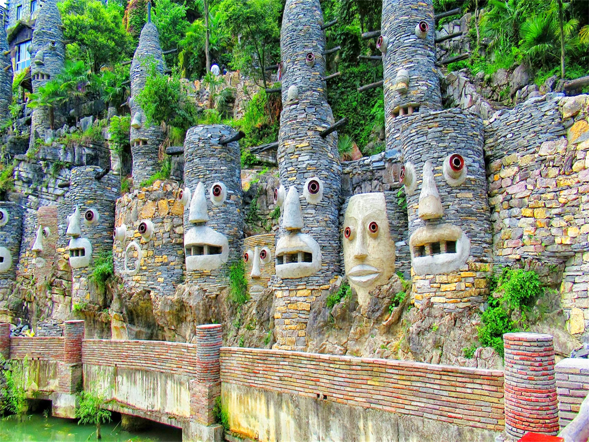 夜郎谷宋氏古堡由貴州著名藝術家宋培倫先生於1996年創建,歷時近30年,至今仍在持續創作和建設。夜郎谷融合了貴州喀斯特地貌、屯堡文化、儺文化、石建築文化等,形成了獨特的文化生態園林。景區內有許多錯落有致的石頭人建築,彷彿賦予了生命,每一塊石頭都記錄著時光的故事。 夜郎谷宋氏古堡由貴州著名藝術家宋培倫先生於1996年創建,歷時近30年,至今仍在持續創作和建設。夜郎谷融合了貴州喀斯特地貌、屯堡文化、儺文化、石建築文化等,形成了獨特的文化生態園林。景區內有許多錯落有致的石頭人建築,彷彿賦予了生命,每一塊石頭都記錄著時光的故事。