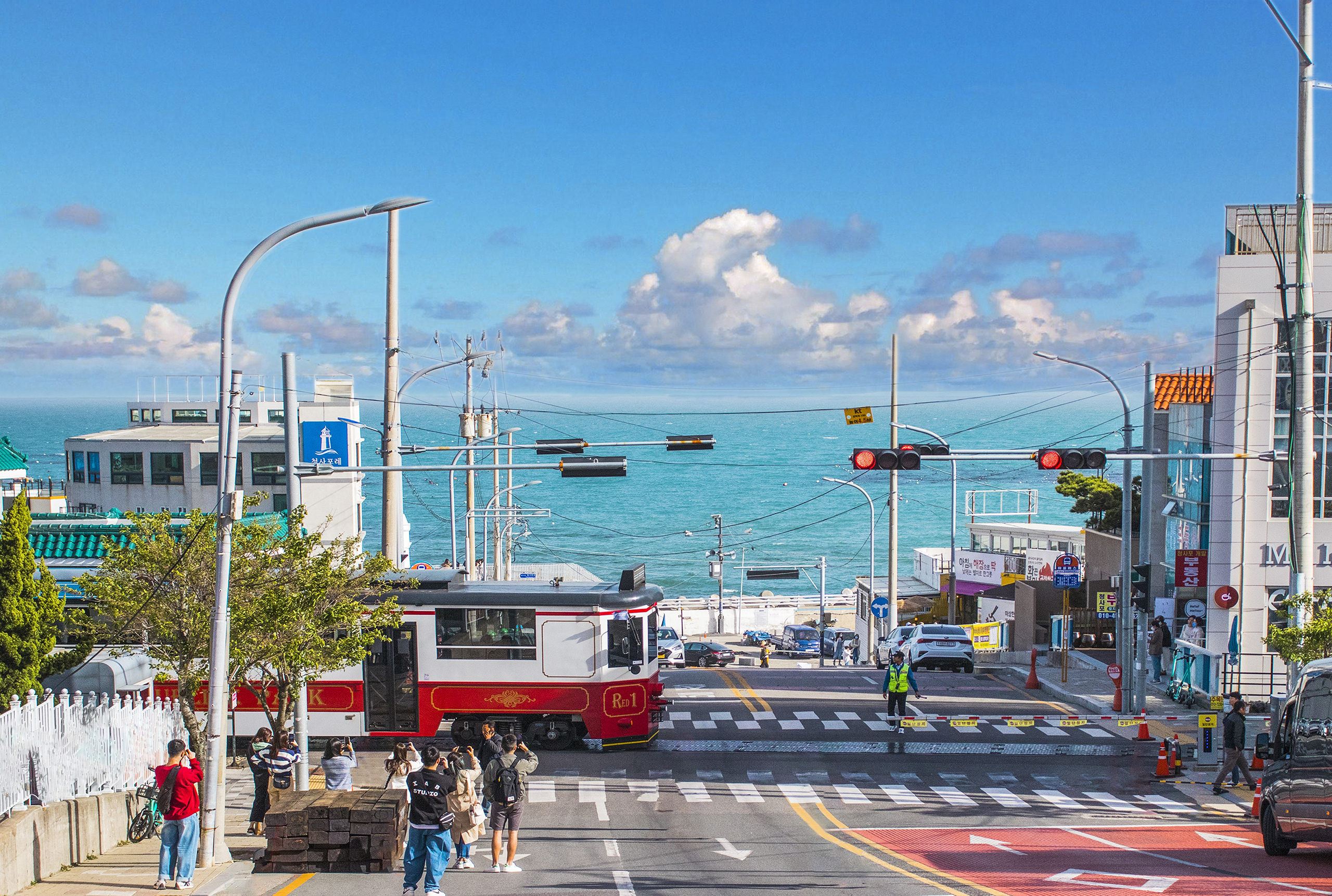 Experience Busan’s beauty from above with the Sky Capsule or relax by the coast on the Blueline Beach Train! Experience Busan’s beauty from above with the Sky Capsule or relax by the coast on the Blueline Beach Train!