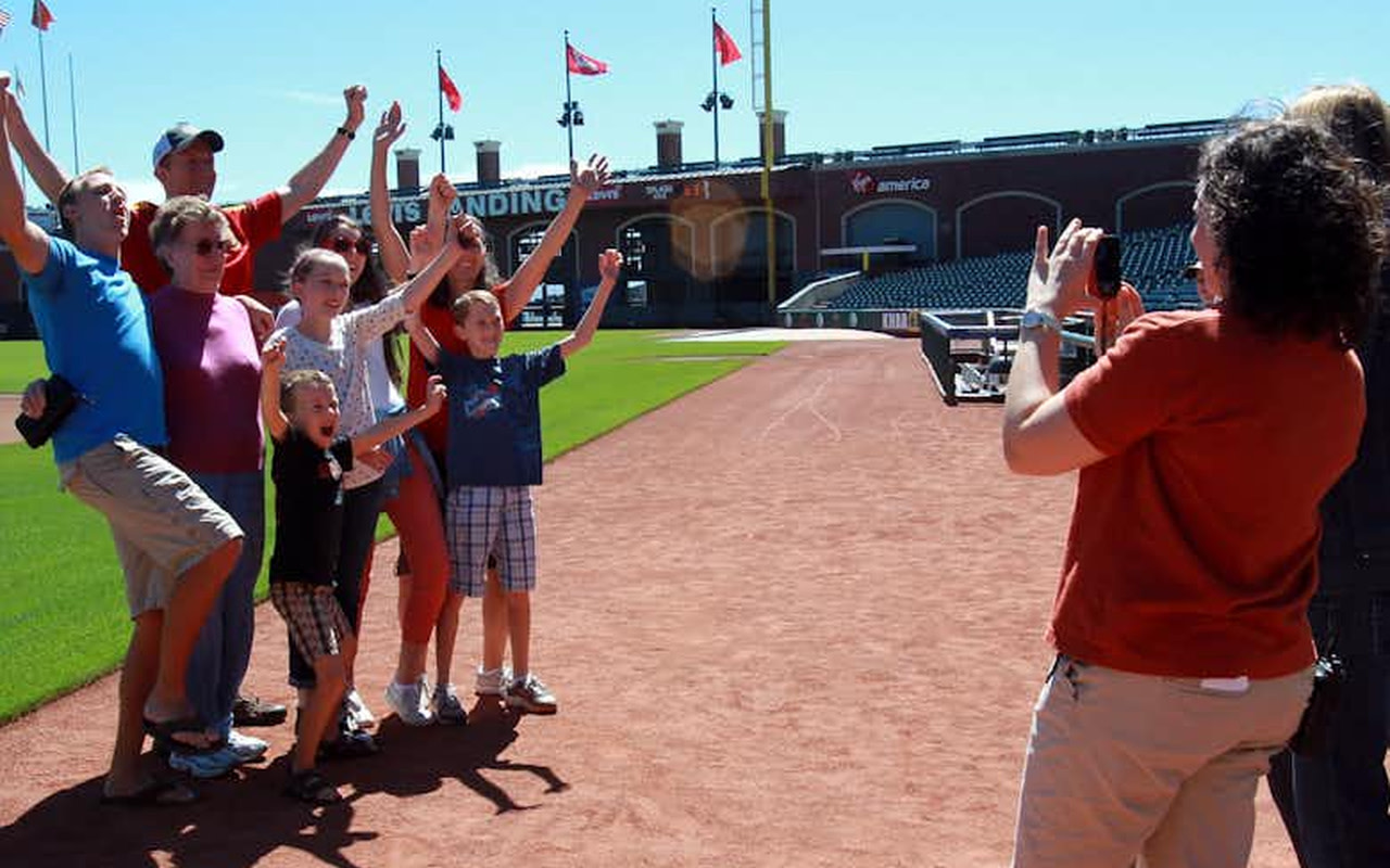踏上球場，從獨特的角度感受這座傳奇的美國職棒大聯盟體育場。
