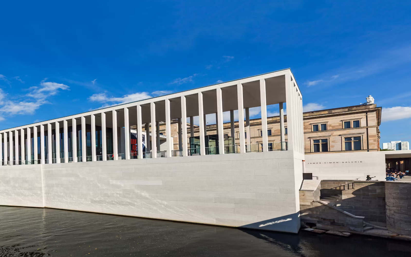 漫步於令人驚嘆的 James Simon Gallery 河畔，沉浸在建築的輝煌之中