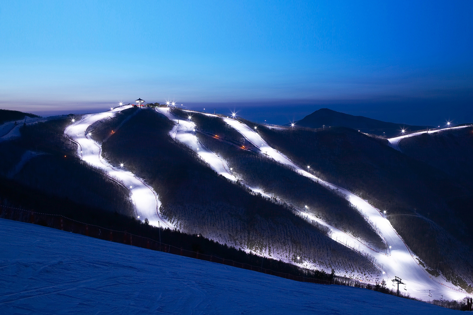 當然，夜晚的氛圍也同樣迷人。當夕陽西下，燈光與景色交織出夢幻般的氛圍，絕對讓您流連忘返。