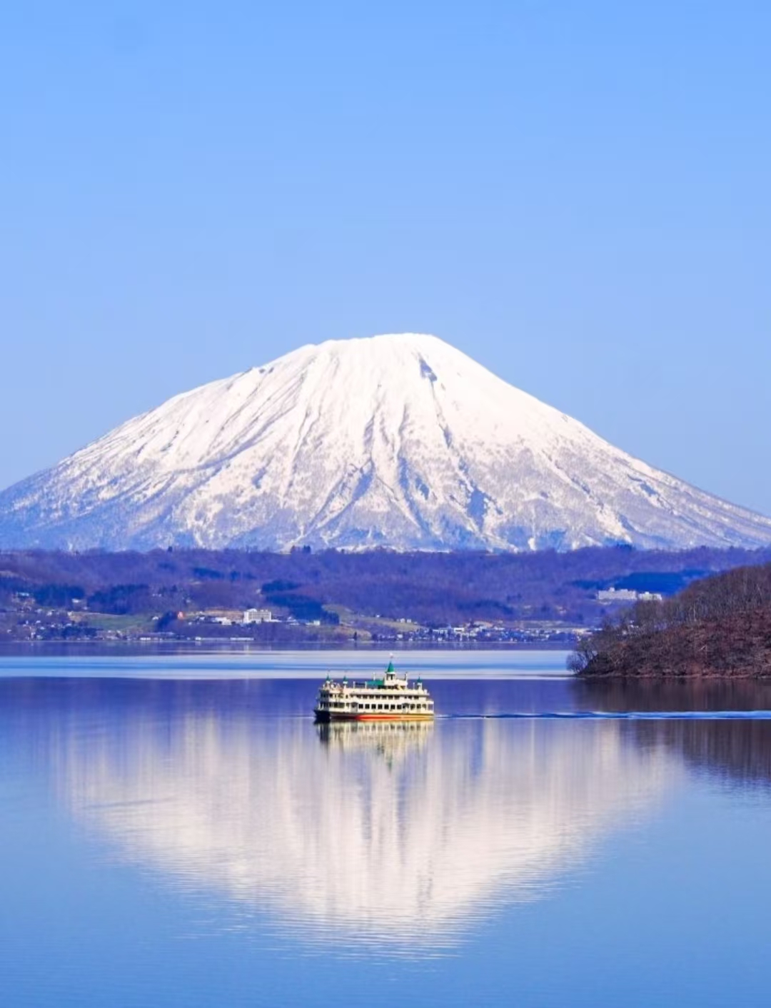 北海道支笏洞爺國立公園內的日本最北端不凍火山湖，湖畔溫泉與火山相映成趣 。