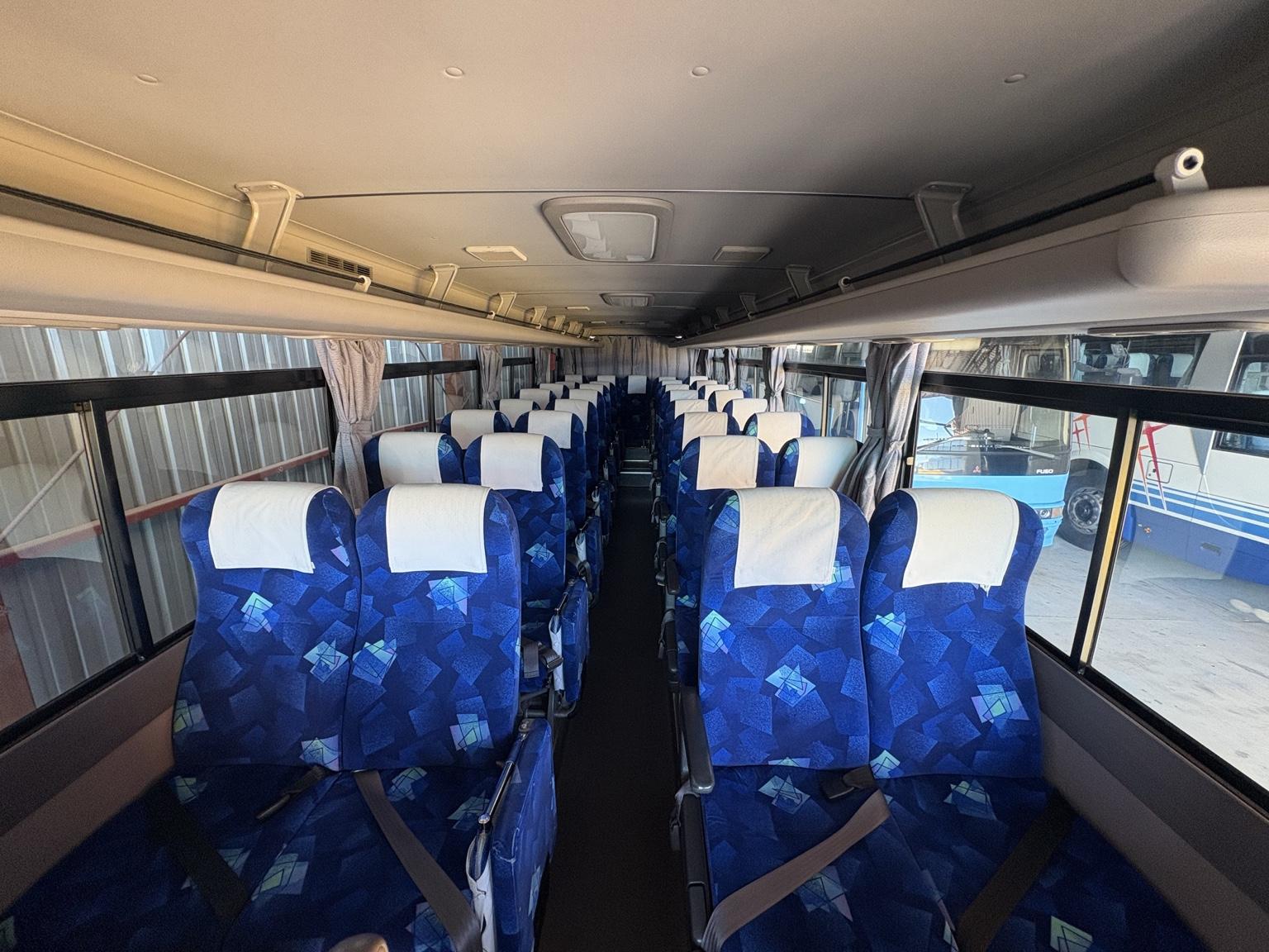 33座中型巴士
2+2 排座位，椅背可調整