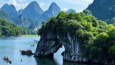 喀斯特山體如巨象探入灕江，天然象鼻洞穿江而過，碧水輕舟，盡顯桂林城徽的靈動詩意
