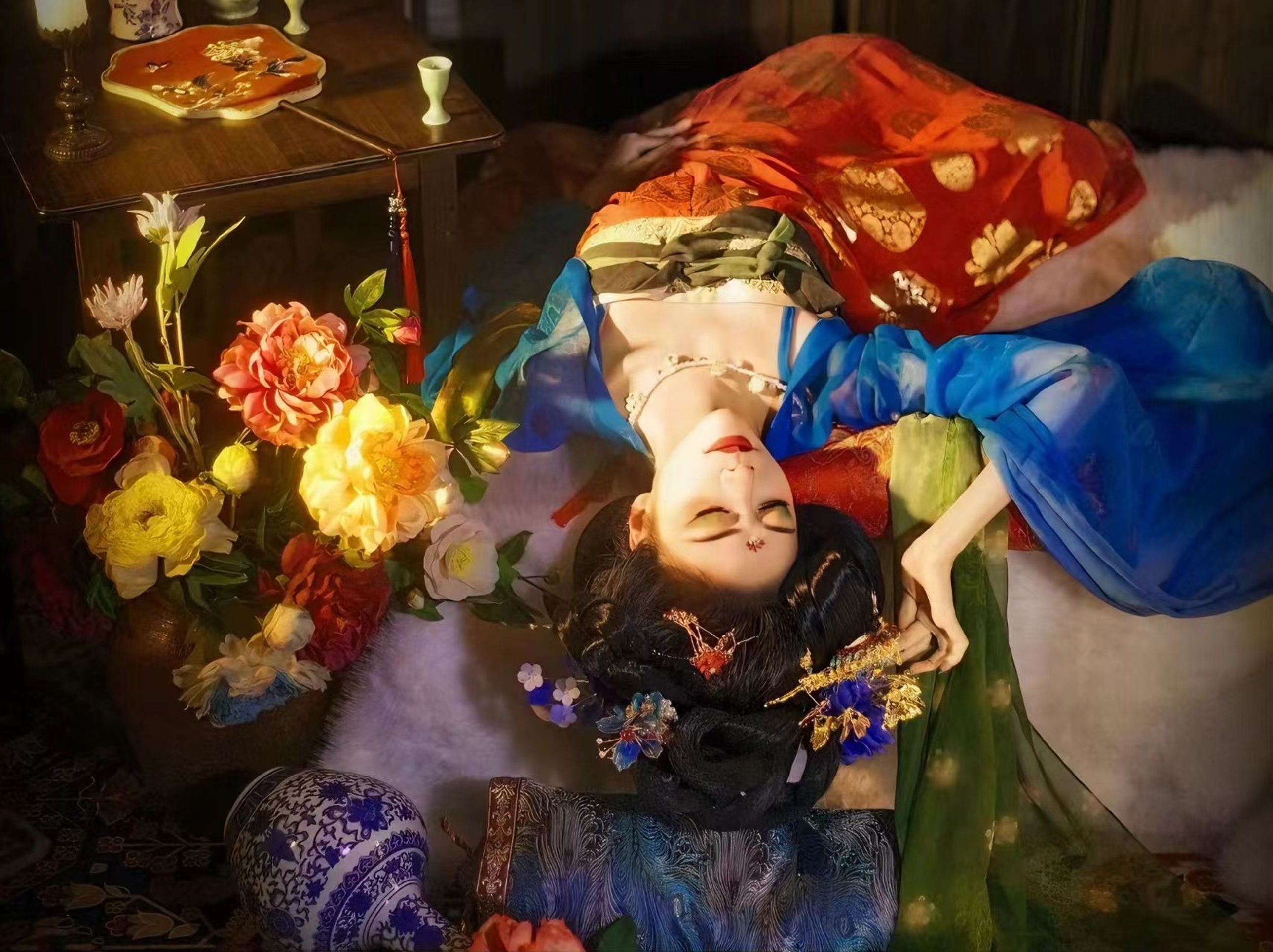 紅藍撞色漢服配繁複髮飾,少女臥於花叢旁,暖光籠罩,盡顯唐風美人的慵懶與豔麗 紅藍撞色漢服配繁複髮飾,少女臥於花叢旁,暖光籠罩,盡顯唐風美人的慵懶與豔麗