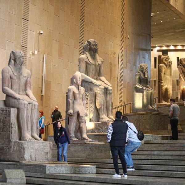 吉薩金字塔、大埃及博物館和哈利利市場之旅