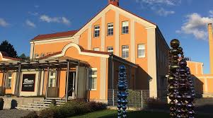 Prague to Karlovy Vary Tour with Lunch and Moser Museum