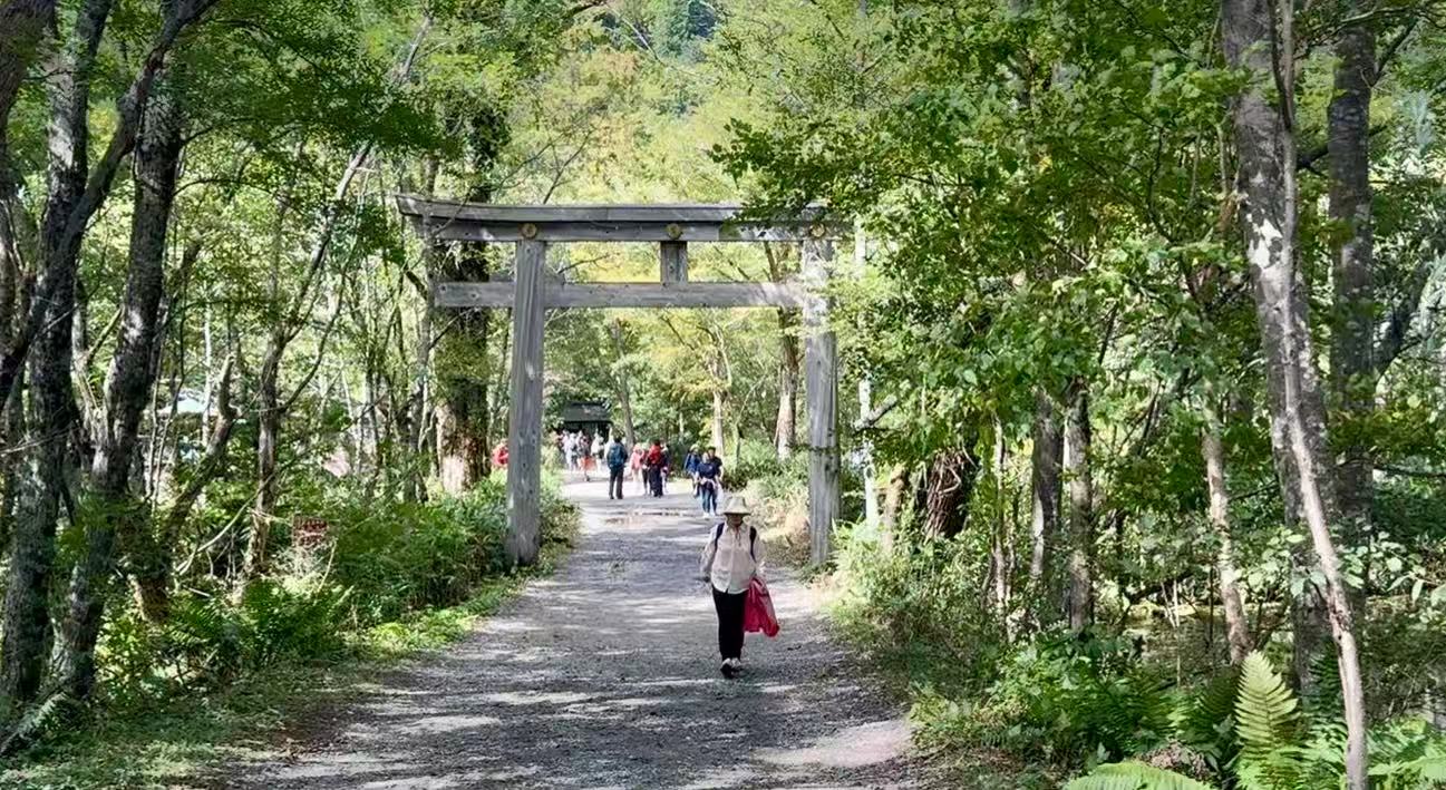 明神池前的穗高神社(參拜費500日圓) 明神池前的穗高神社(參拜費500日圓)
