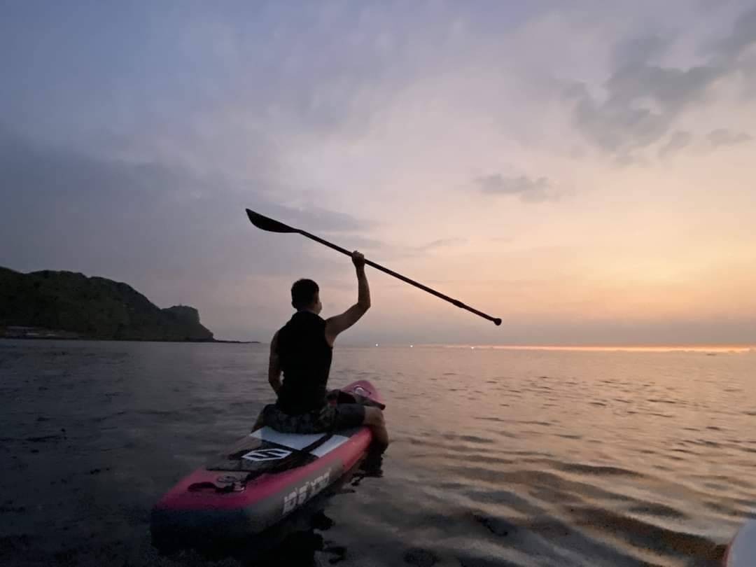 New Taipei: Northeast Coast Longdong Bay SUP Sunrise/Sunset Experience