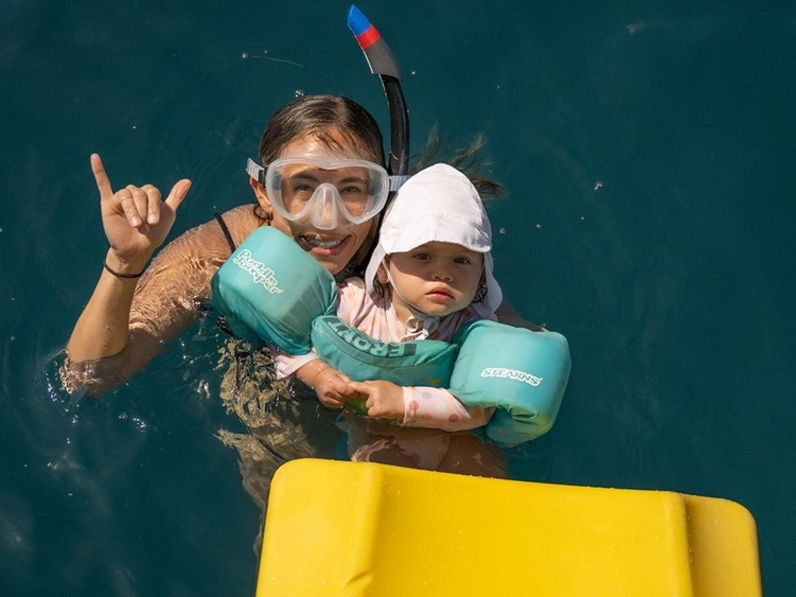馬洛洛號雙體船輕柔地漂浮著,浮潛裝備已準備就緒,鹹鹹的空氣中瀰漫著興奮之情。 馬洛洛號雙體船輕柔地漂浮著,浮潛裝備已準備就緒,鹹鹹的空氣中瀰漫著興奮之情。
